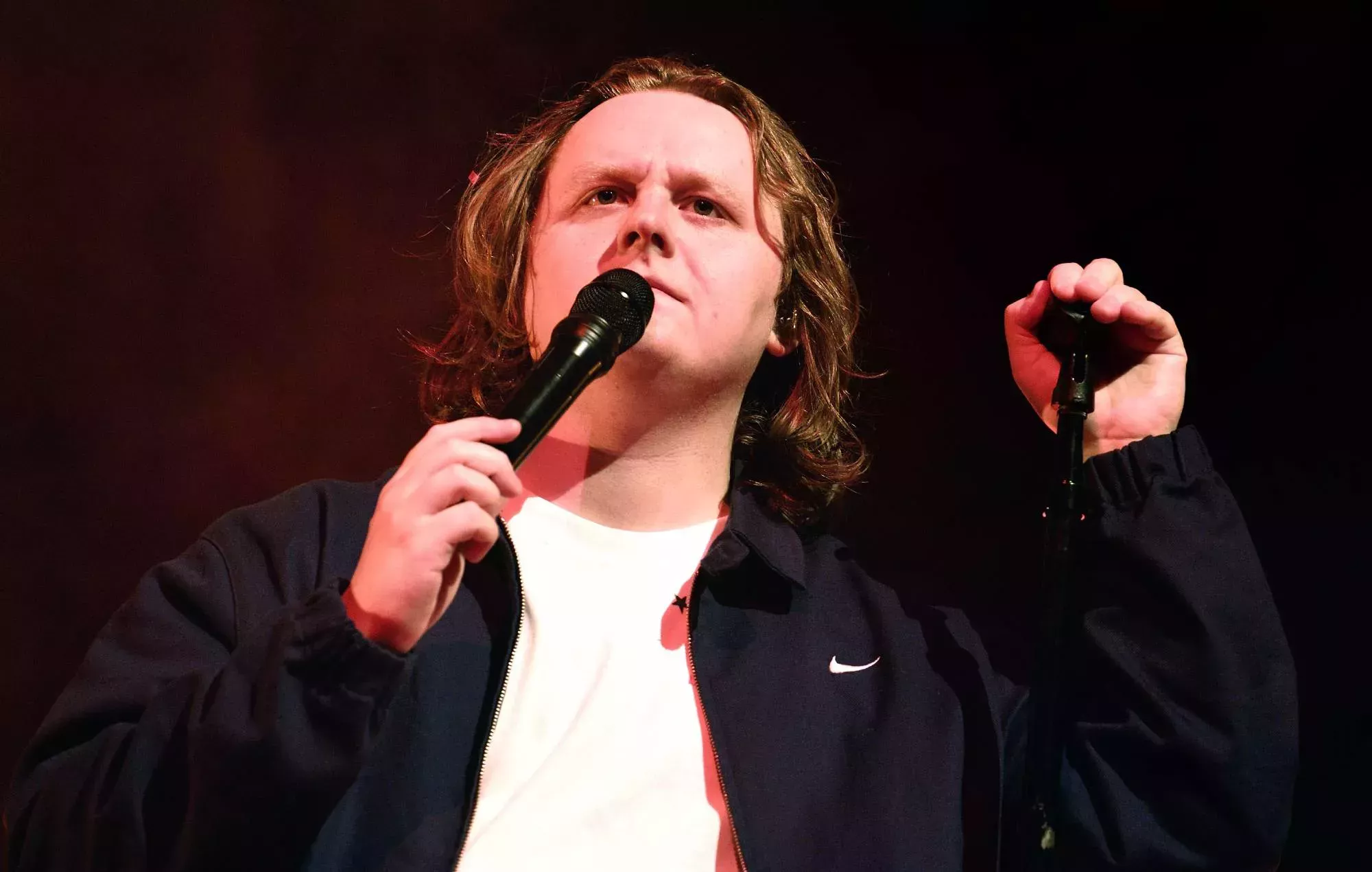 Lewis Capaldi revela el diagnóstico del síndrome de Tourette