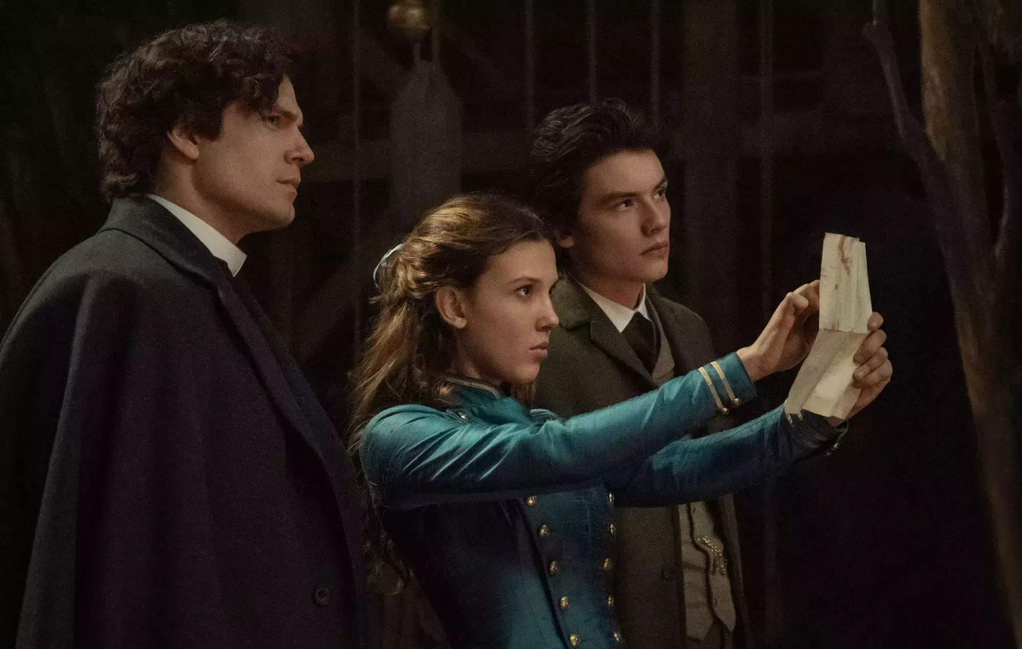 Millie Bobby Brown y Henry Cavill regresan en el tráiler de 'Enola Holmes 2'