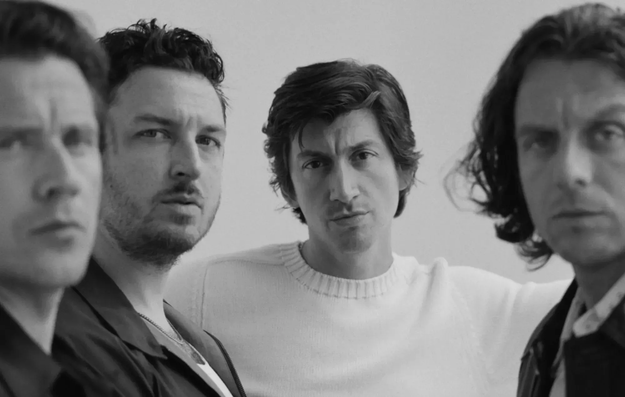 Arctic Monkeys reflexionan sobre el impacto duradero de 'A Certain Romance'