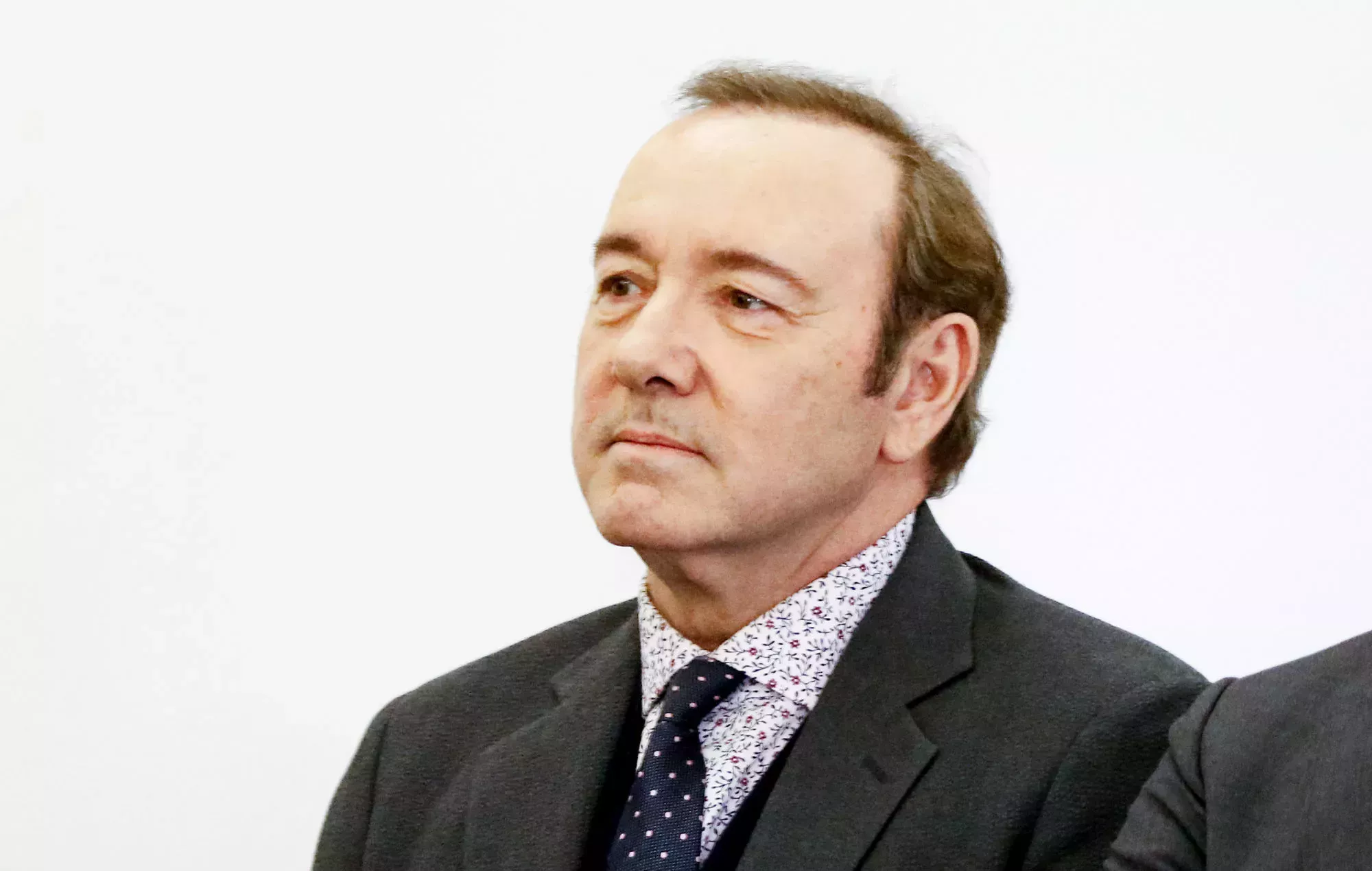 Kevin Spacey llora en el juzgado y culpa a su publicista por una disculpa 