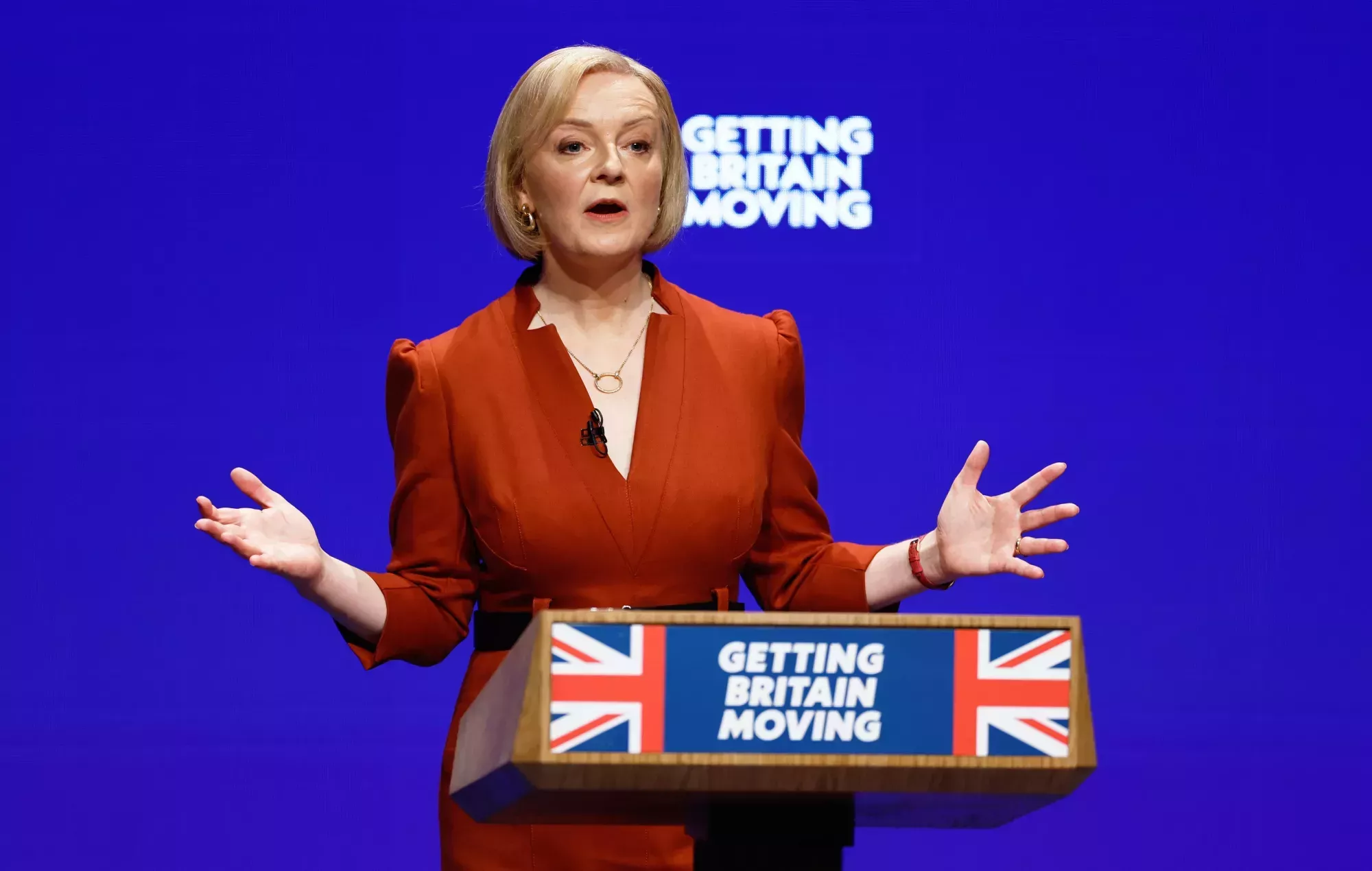 Liz Truss sube al escenario con el tema 