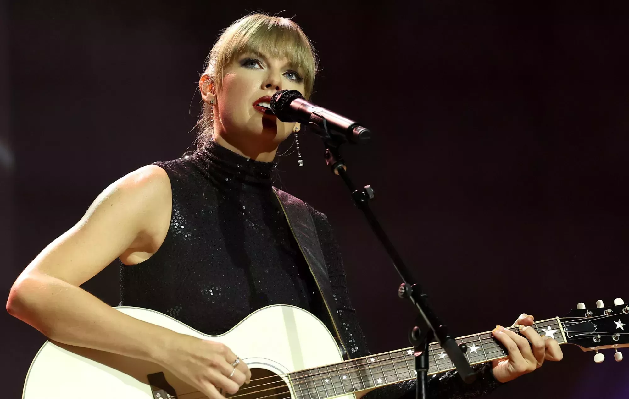 Los fans se preguntan si el 'vestido de la venganza' de Taylor Swift era un huevo de pascua de 'Midnights'