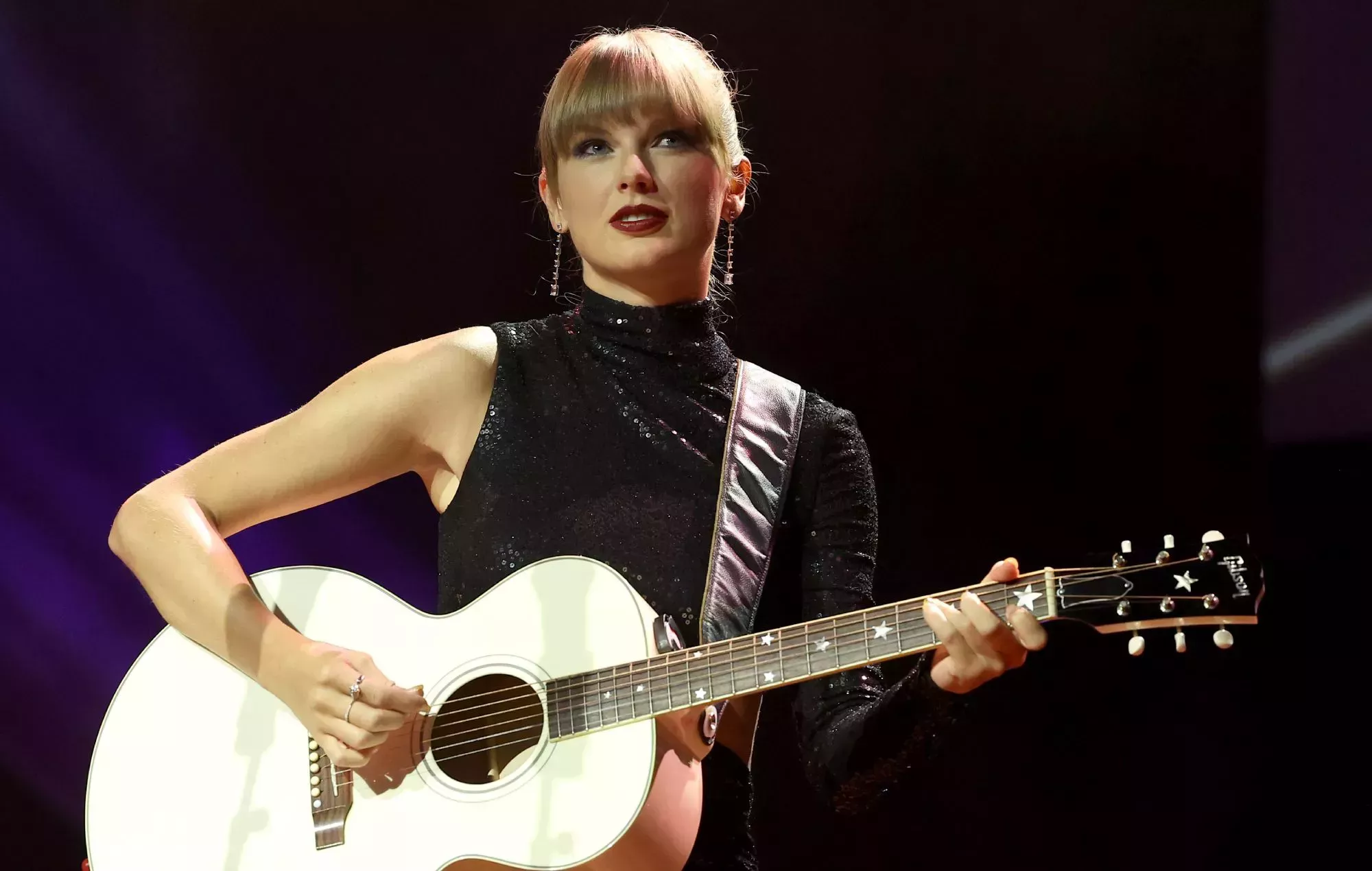 Taylor Swift dice que su nueva canción 'Anti-Hero' la hace profundizar en sus 