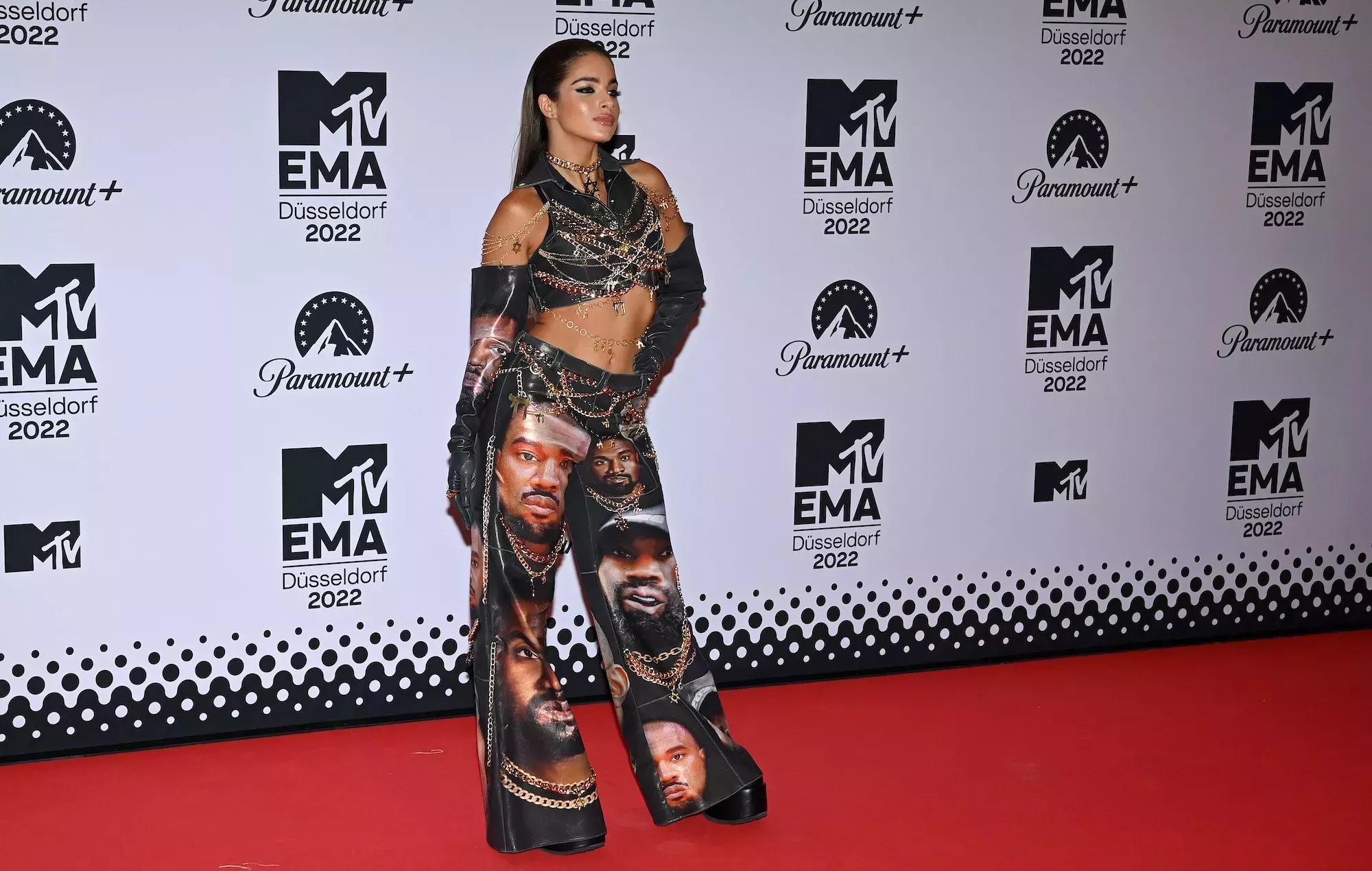 La estrella del pop israelí Noa Kirel se viste de Kanye West en los MTV EMAs en un 