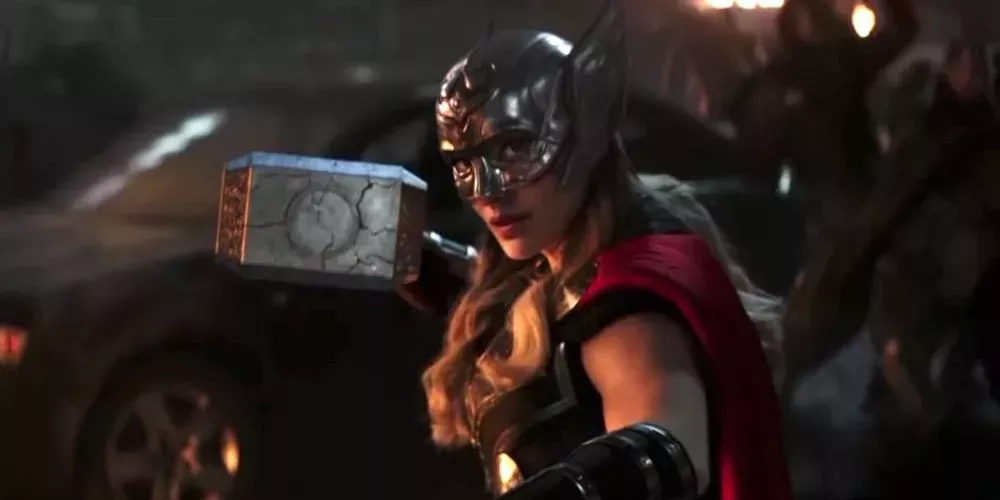 Jane Foster fighting in New Asgard as Mighty Thor in Thor: Love and Thunder