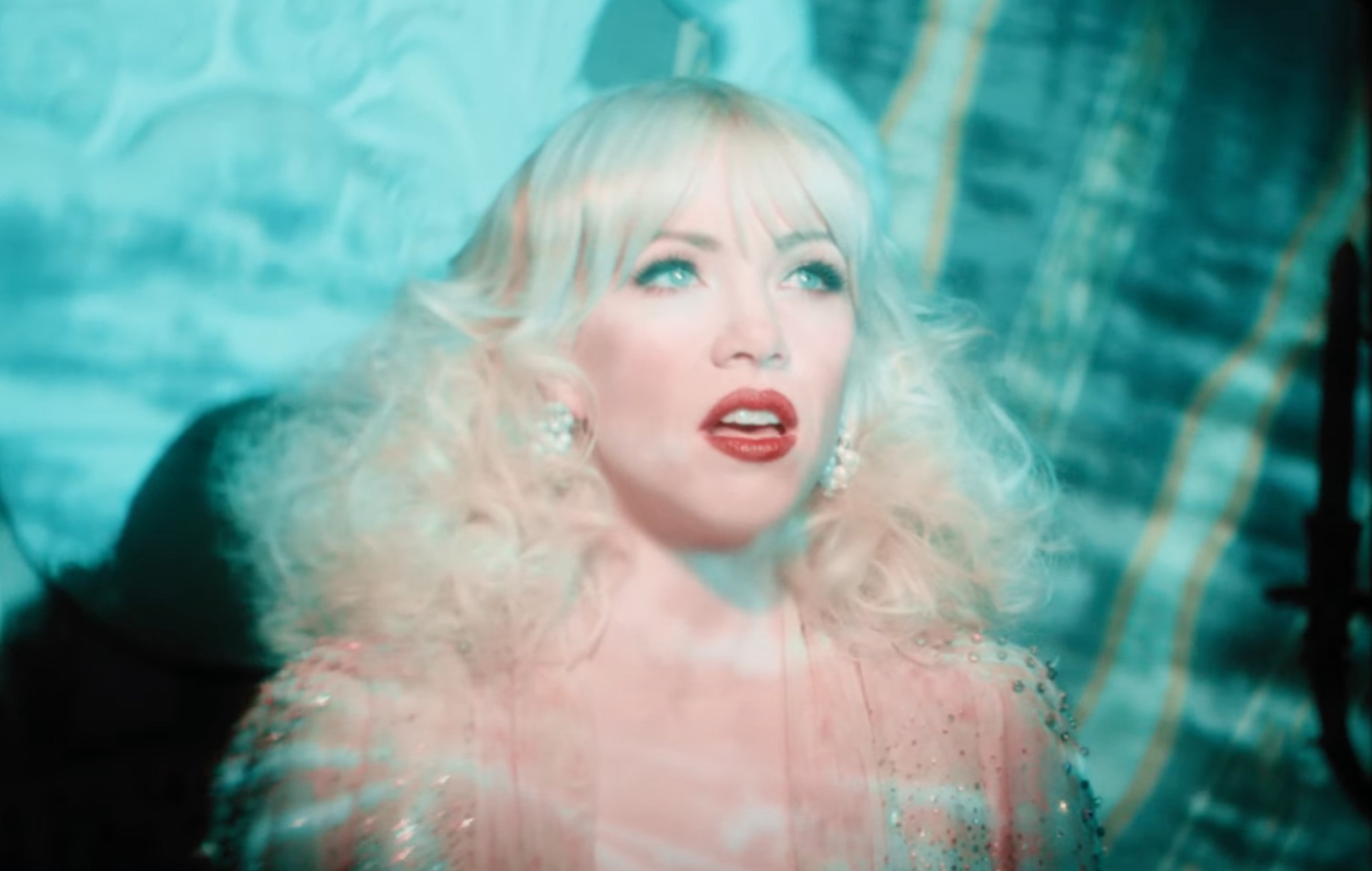 Carly Rae Jepsen Se Adueña De Broadway En El Nuevo Y Glamuroso Vídeo De