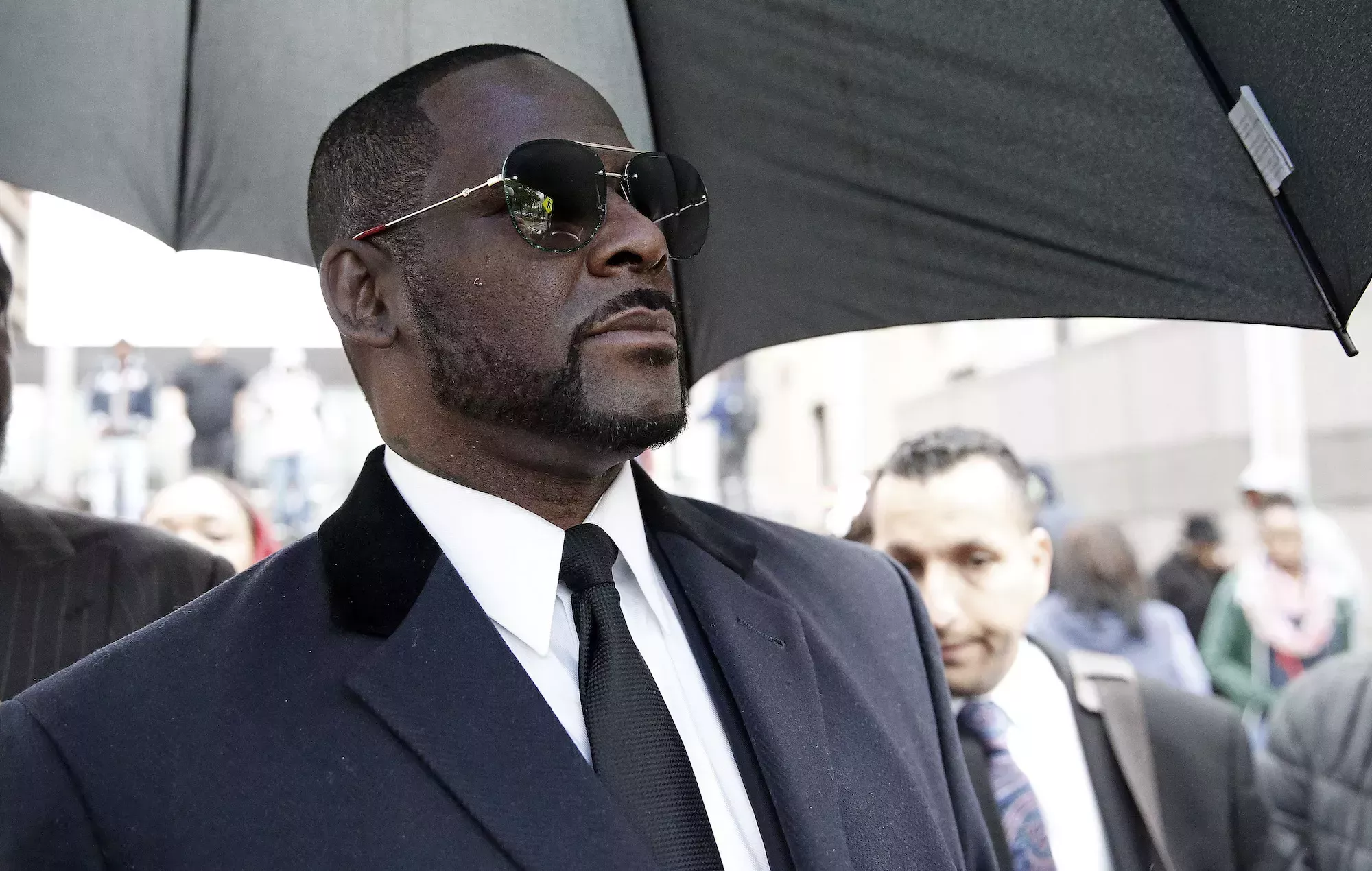 El nuevo álbum de R. Kelly aparece en streaming, pero la discográfica dice que es un pirata