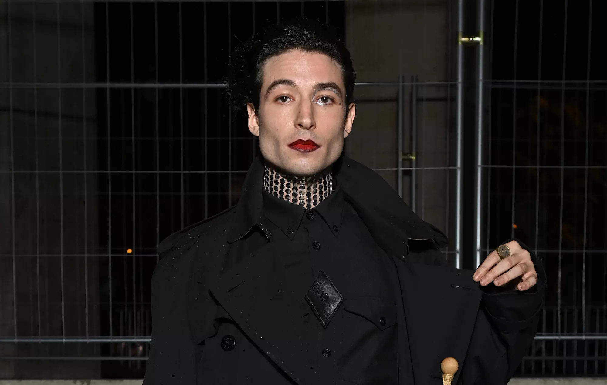 Ezra Miller se declarará culpable de allanamiento en un caso de robo