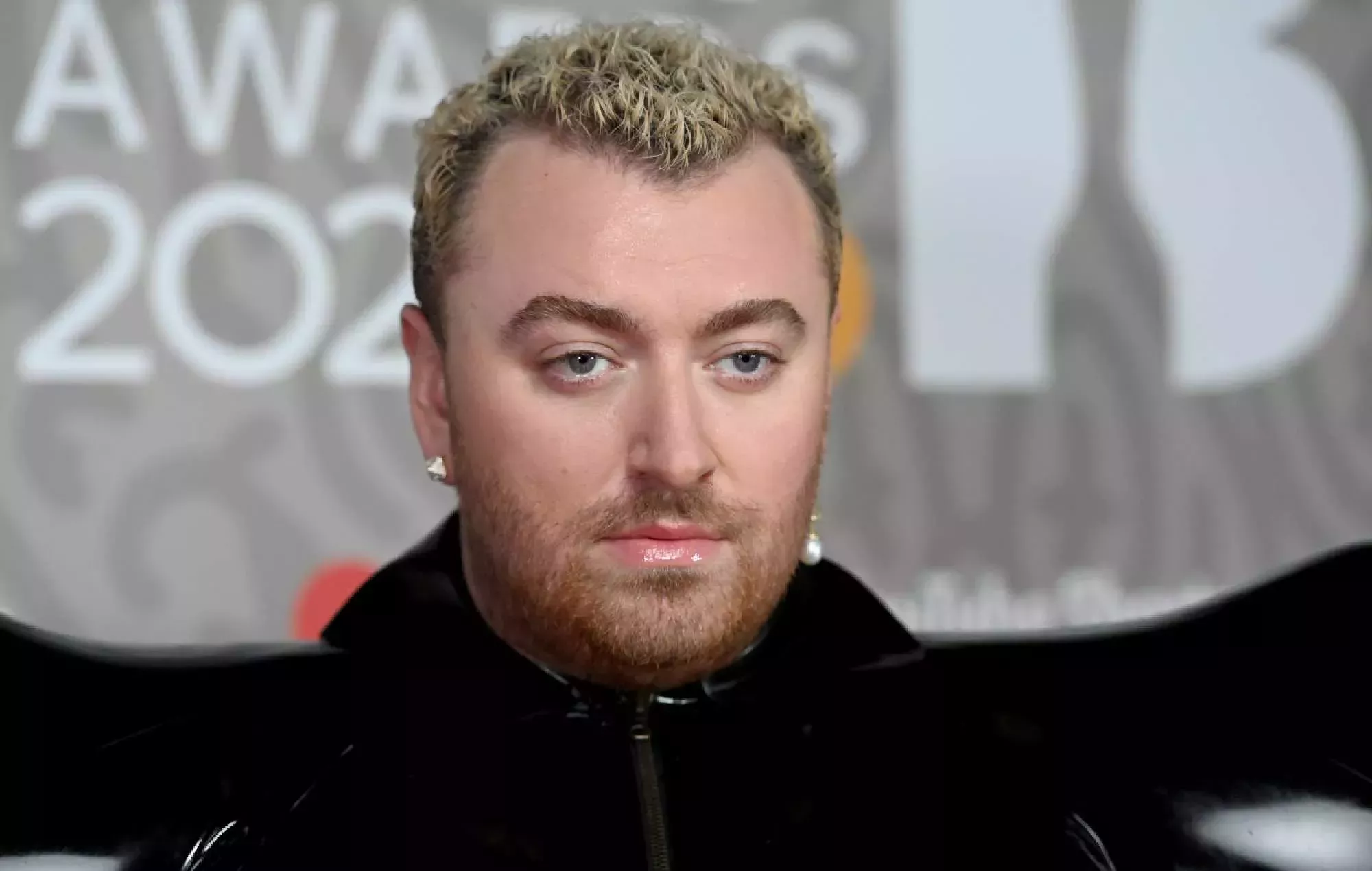 Sam Smith corrige a Alex Jones en 'The One Show' tras ser maltratado por un comentario sobre 'fisherthem'