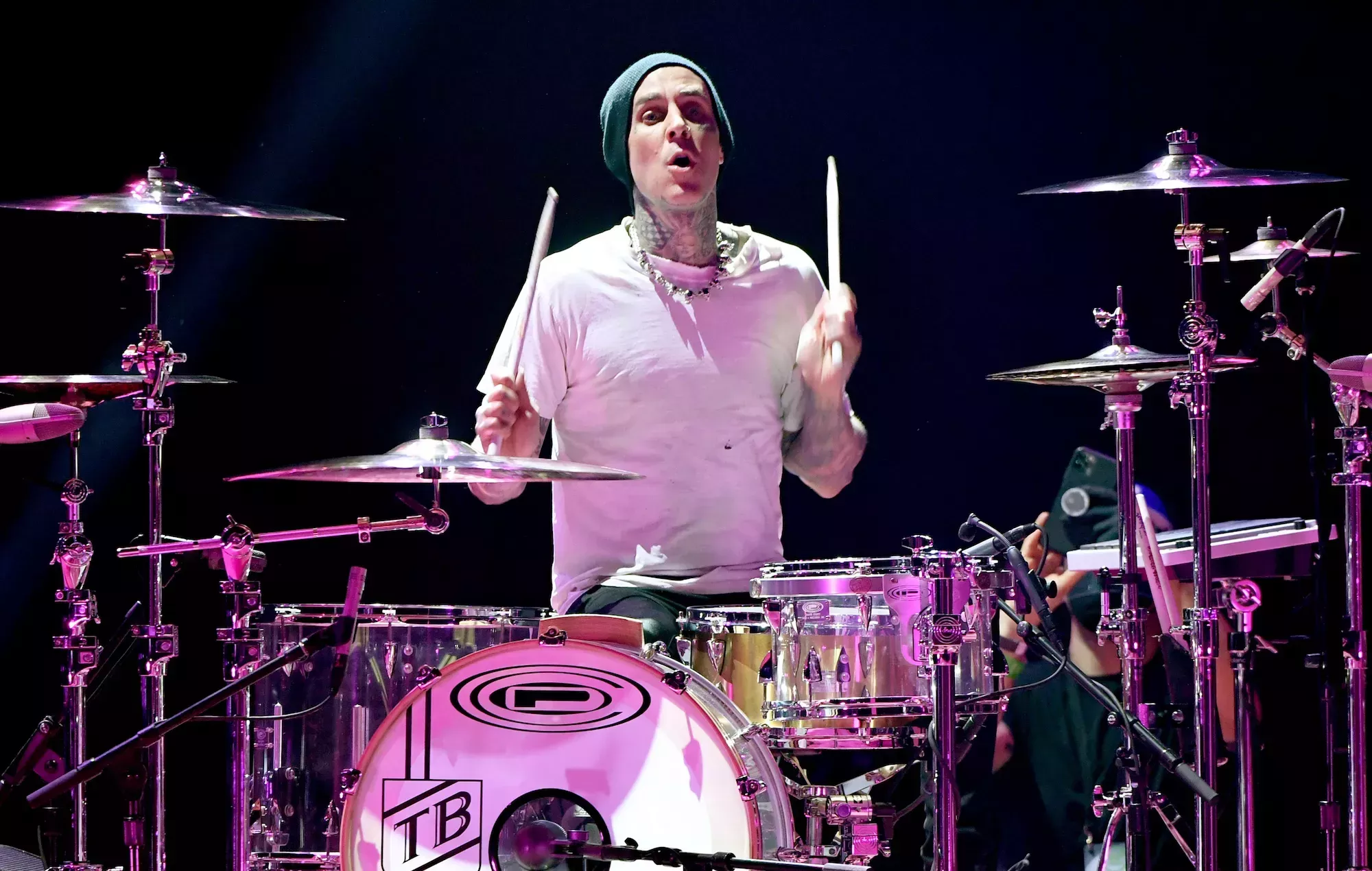 Travis Barker vuelve a lesionarse un dedo antes de la gira de Blink-182