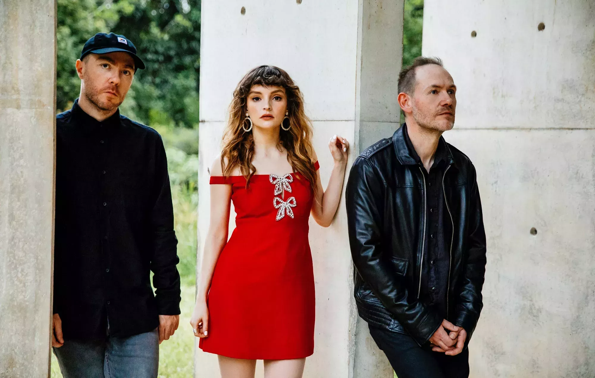 Chvrches habla de su nuevo single 'Over' y de sus próximos conciertos en estadios con Coldplay: 