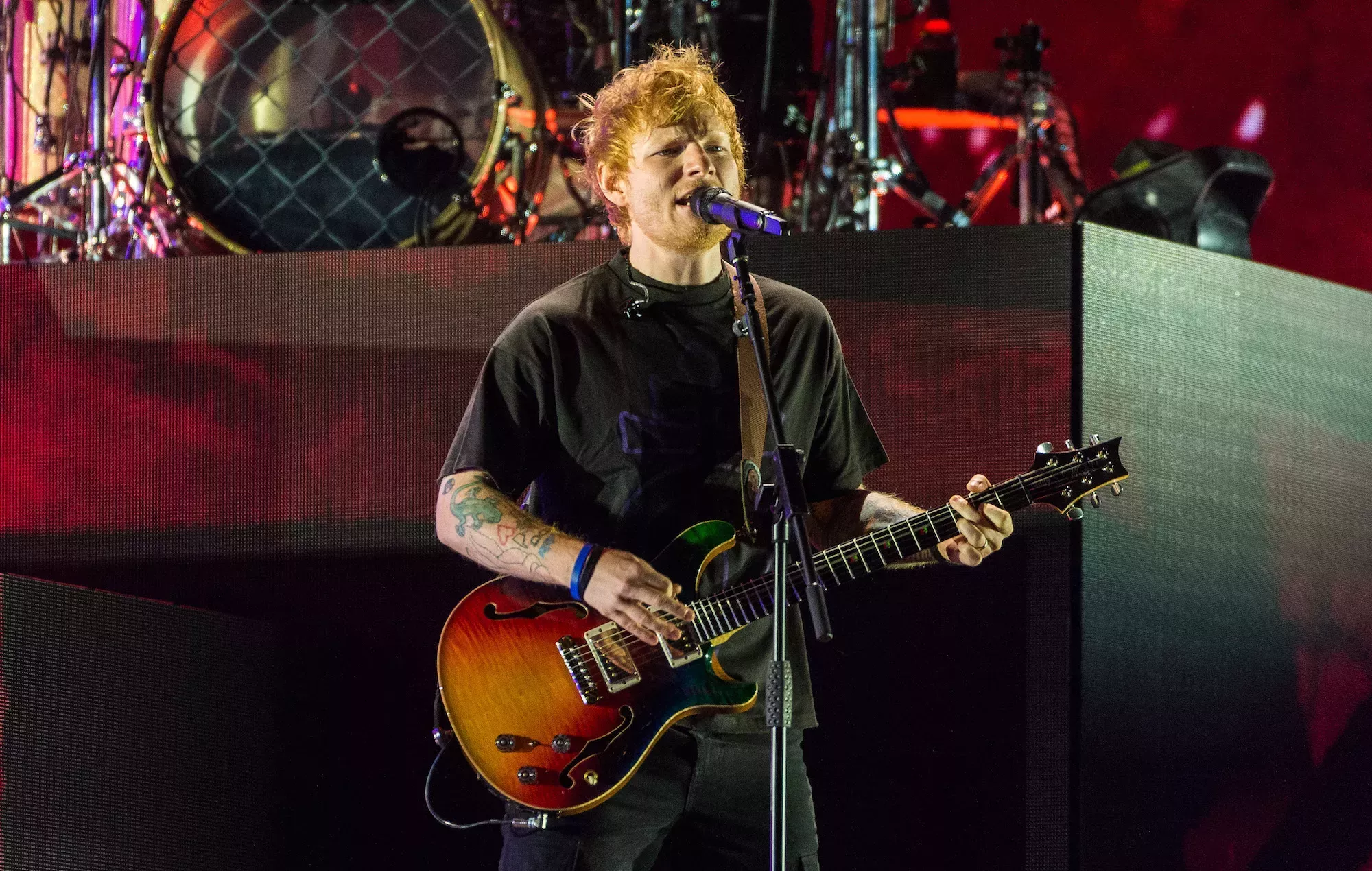 Ed Sheeran sorprende a un fan que publica covers en YouTube invitándole a subir al escenario