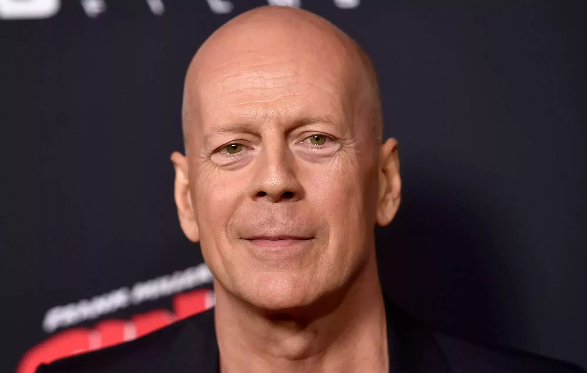 La mujer de Bruce Willis ruega a los paparazzi que dejen de gritar al actor tras el diagnóstico de demencia