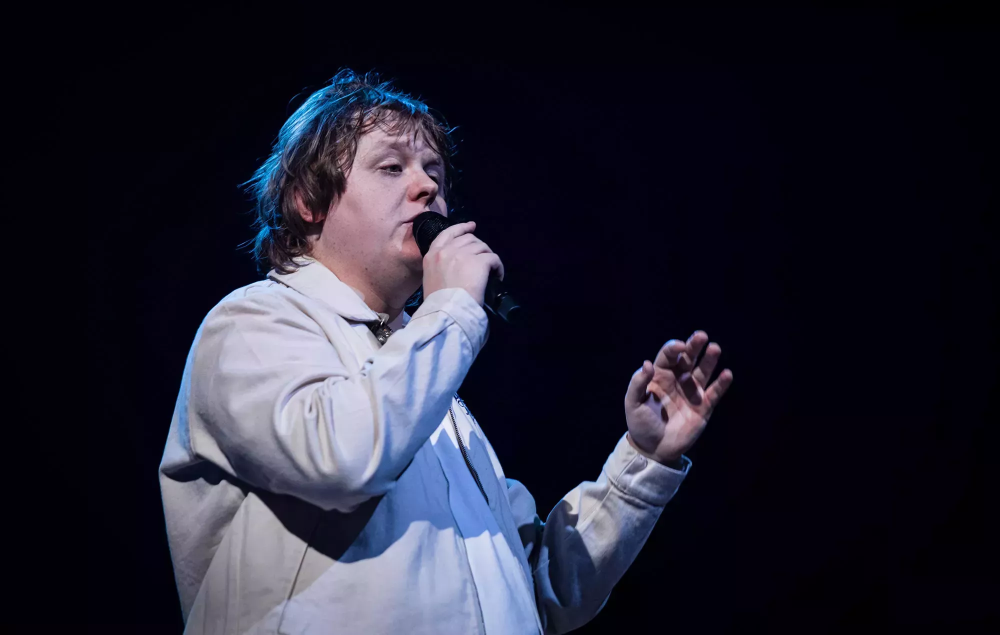 Lewis Capaldi participa en un ensayo de un dispositivo de muñeca para el síndrome de Tourette