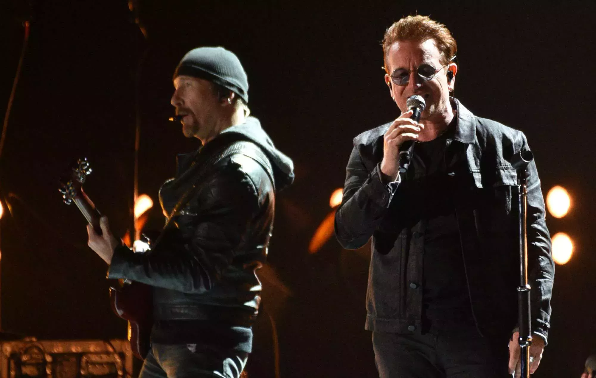 U2 versiona a ABBA e interpreta 