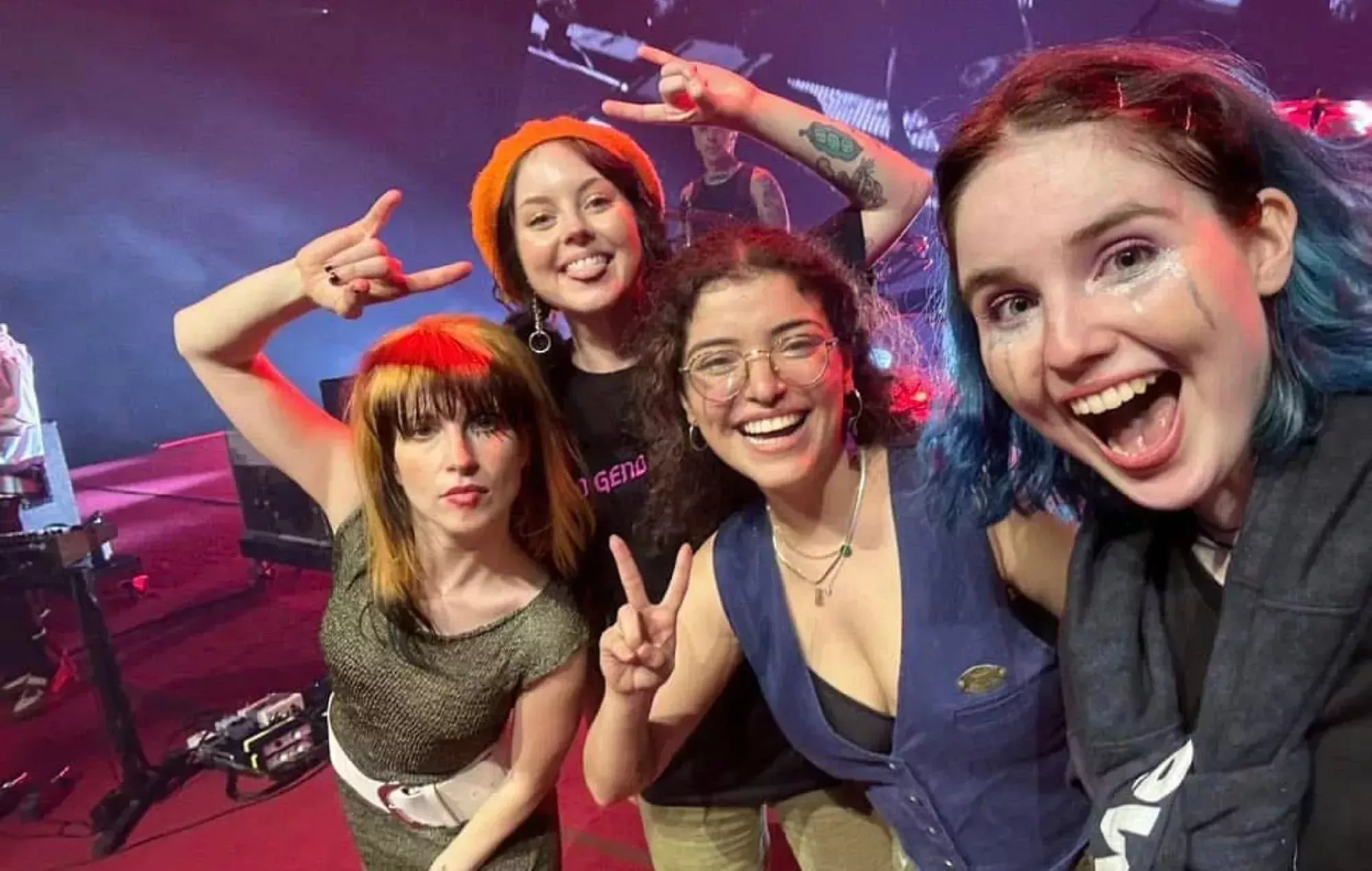 Hayley Williams, de Paramore, invita a la cantante de Peaness a subir al escenario en Manchester