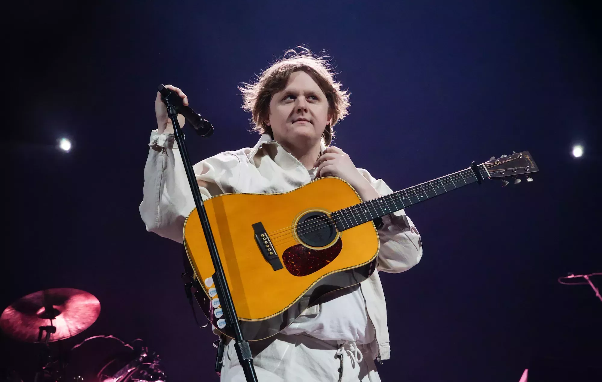 Lewis Capaldi dice que el documental de Netflix le hizo sentir que el Tourette y la ansiedad 