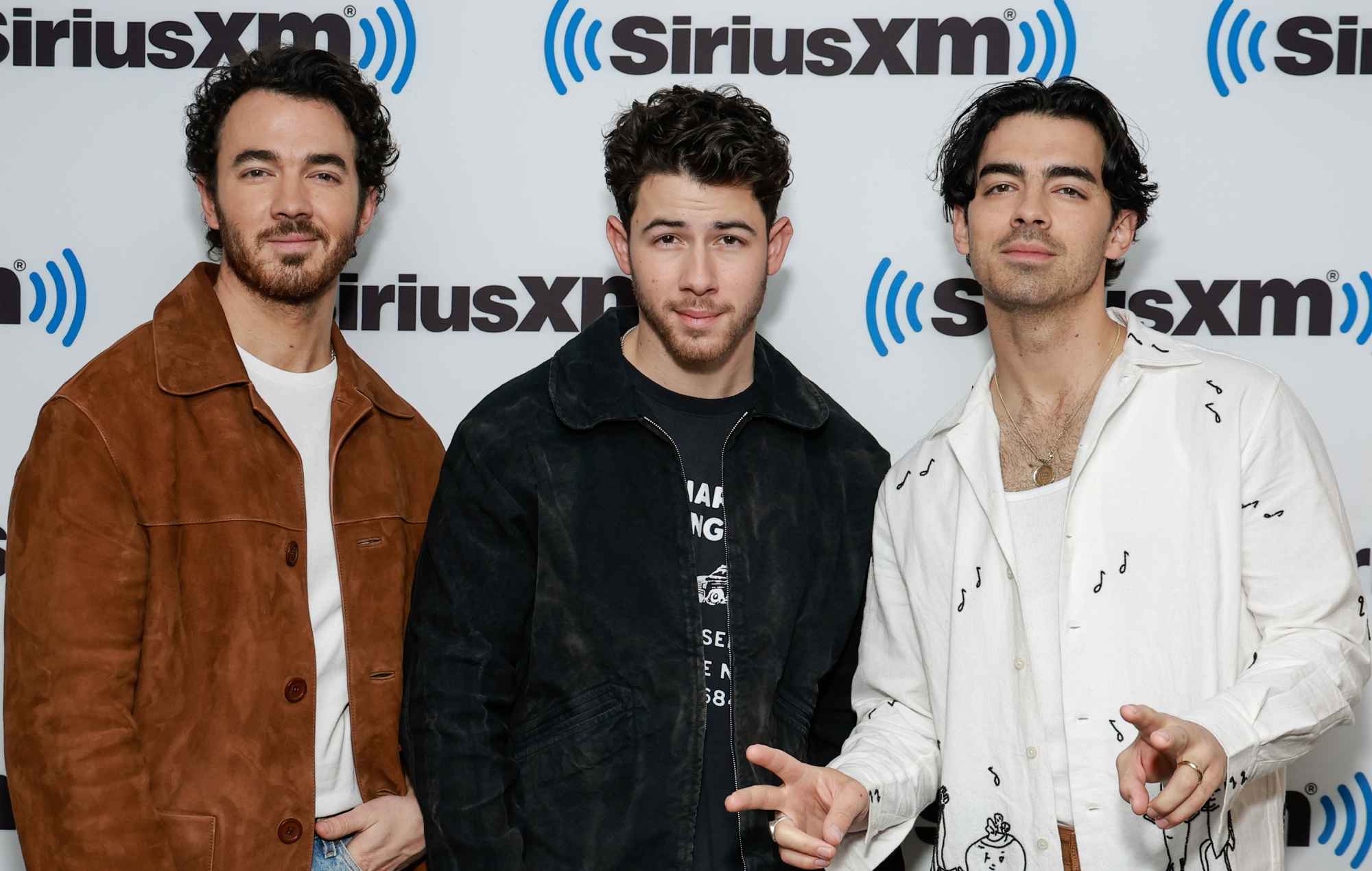 Los Jonas Brothers interpretan dos nuevas canciones en "SNL Cultture