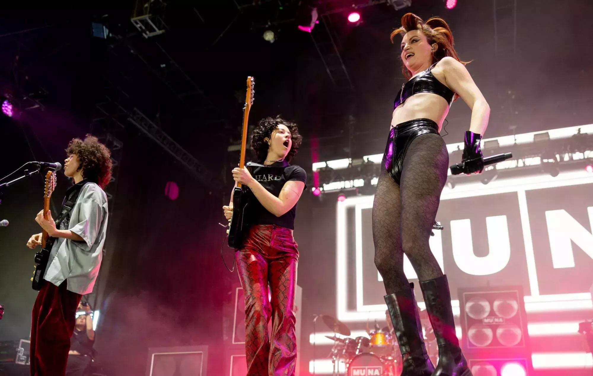 MUNA presenta a Boygenius para 'Silk Chiffon' en Coachella 2023