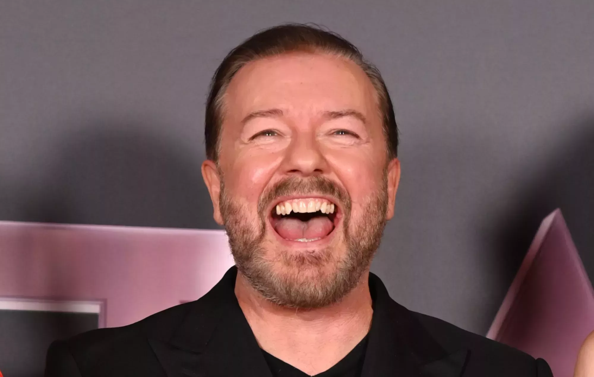 Ricky Gervais se burla de Elon Musk tras la eliminación de las marcas azules en Twitter