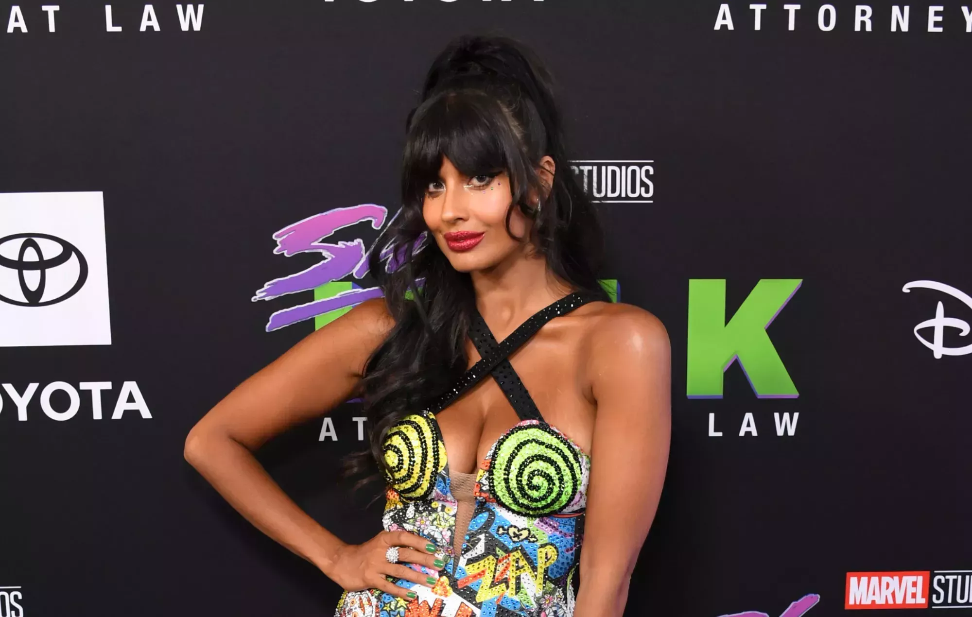 Jameela Jamil arremete contra las famosas feministas por celebrar al 