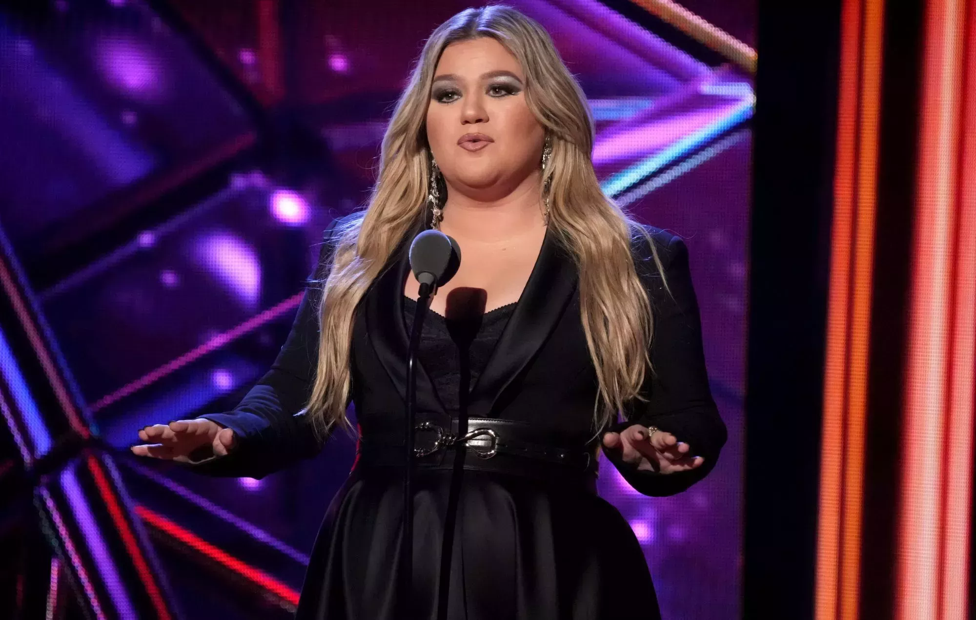 Kelly Clarkson aborda las acusaciones de ambiente de trabajo tóxico en su programa de entrevistas