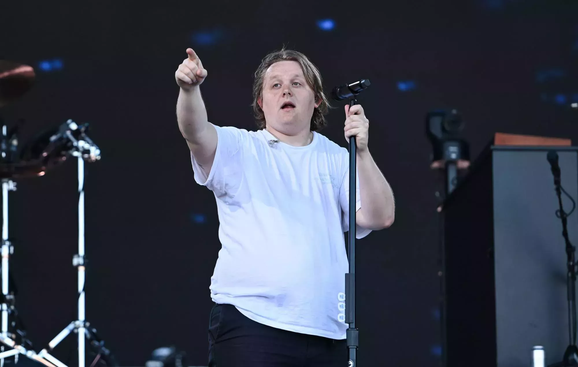 Lewis Capaldi prolonga su descanso por salud mental tras su actuación en Glastonbury