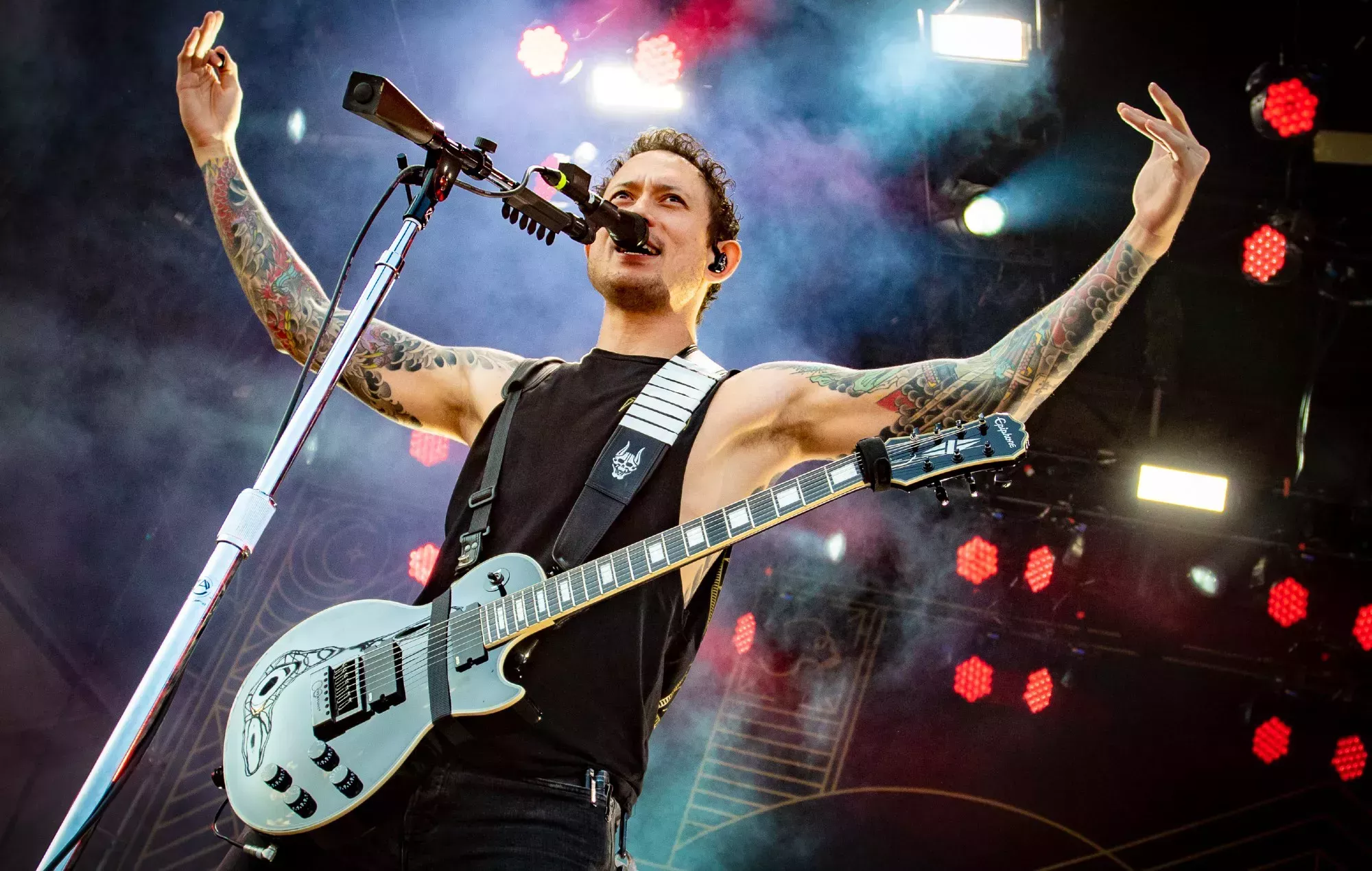 Matt Heafy, de Trivium, salta del escenario para salvar de la caída a un fan que hacía crowdsurfing