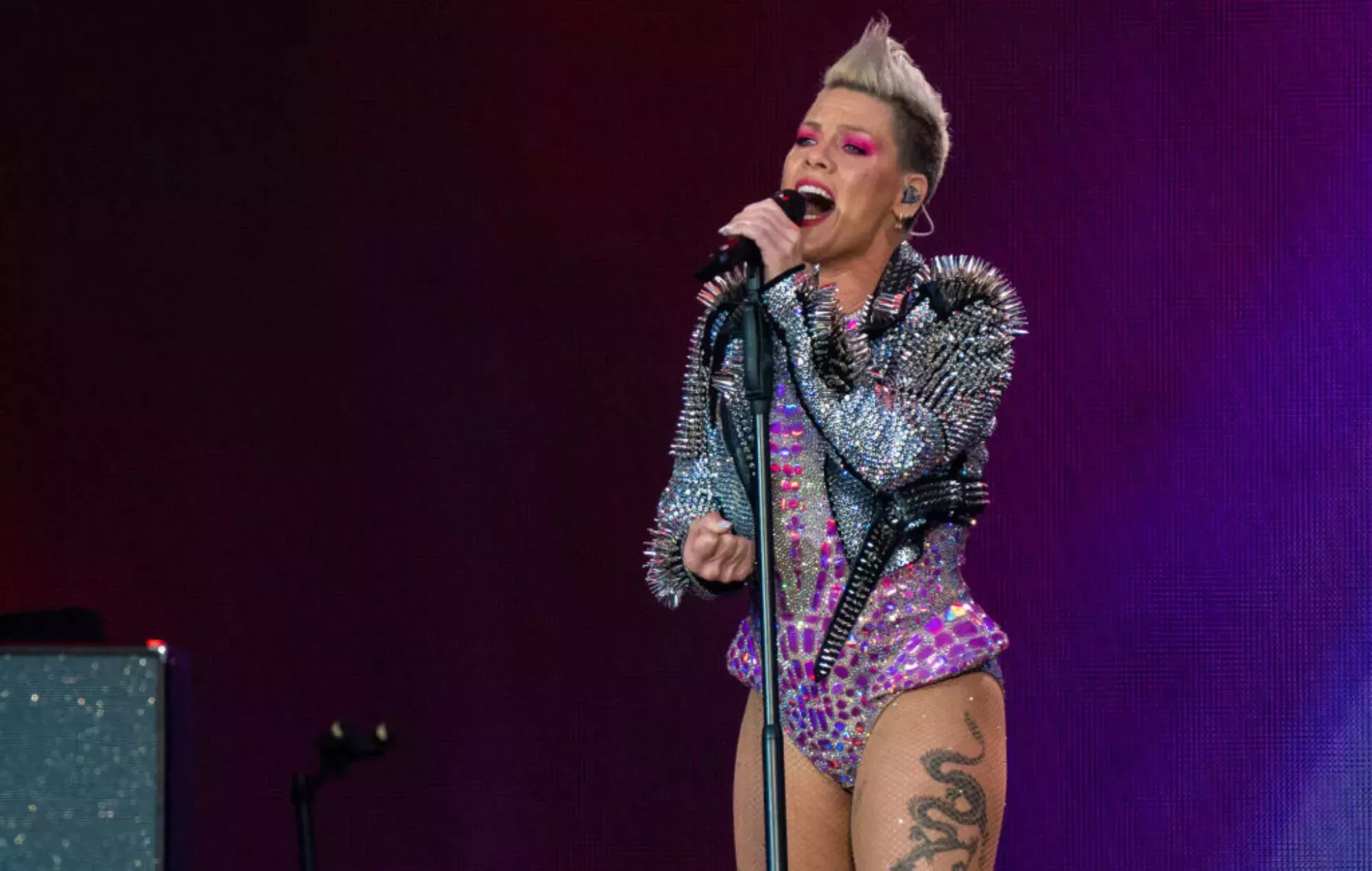 Pink atónita cuando un fan arroja las cenizas de su madre al escenario en el BST de Hyde Park