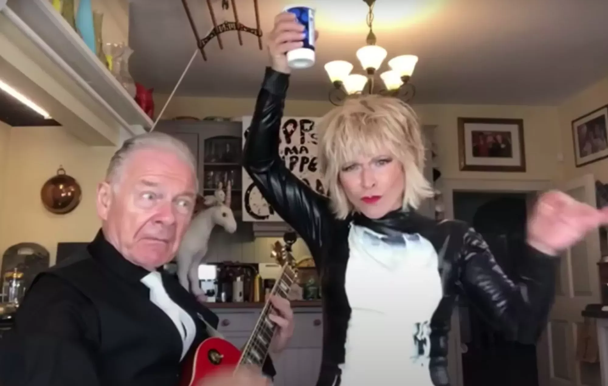 Robert Fripp y Toyah Willcox se empapan de crema mientras interpretan 'Sunshine Of Your Love'