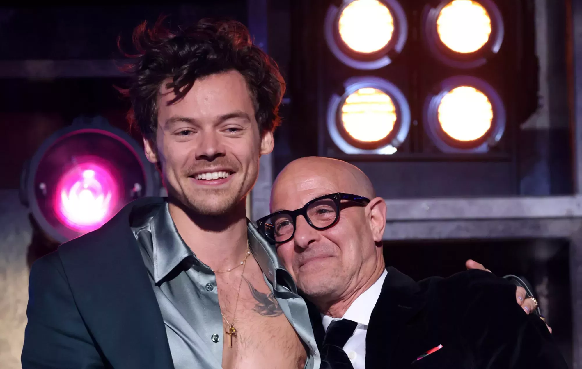 Stanley Tucci se luce bailando en el concierto de Harry Styles