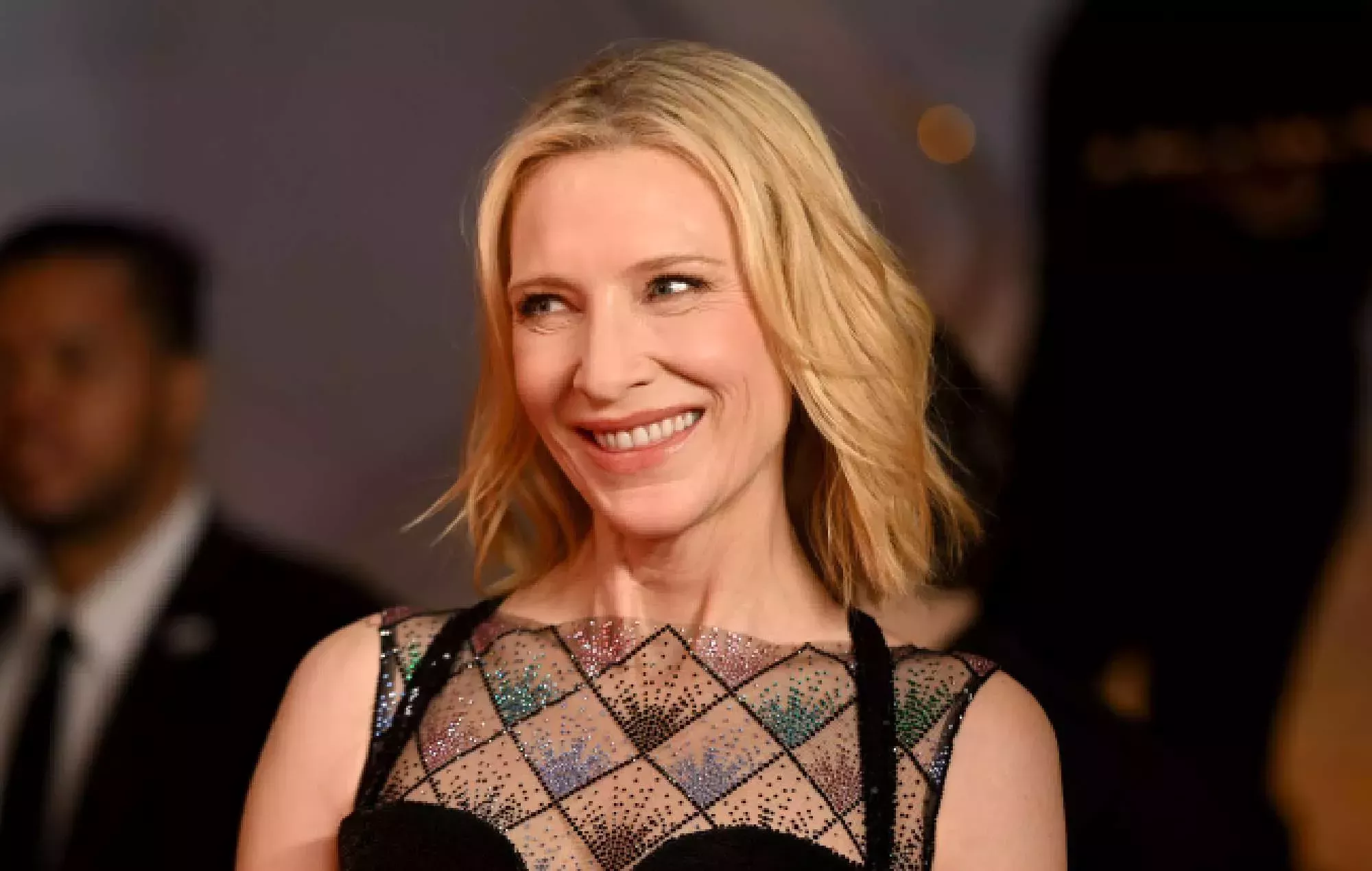 Vea a Cate Blanchett bailar en el escenario con Sparks en el Festival de Glastonbury  