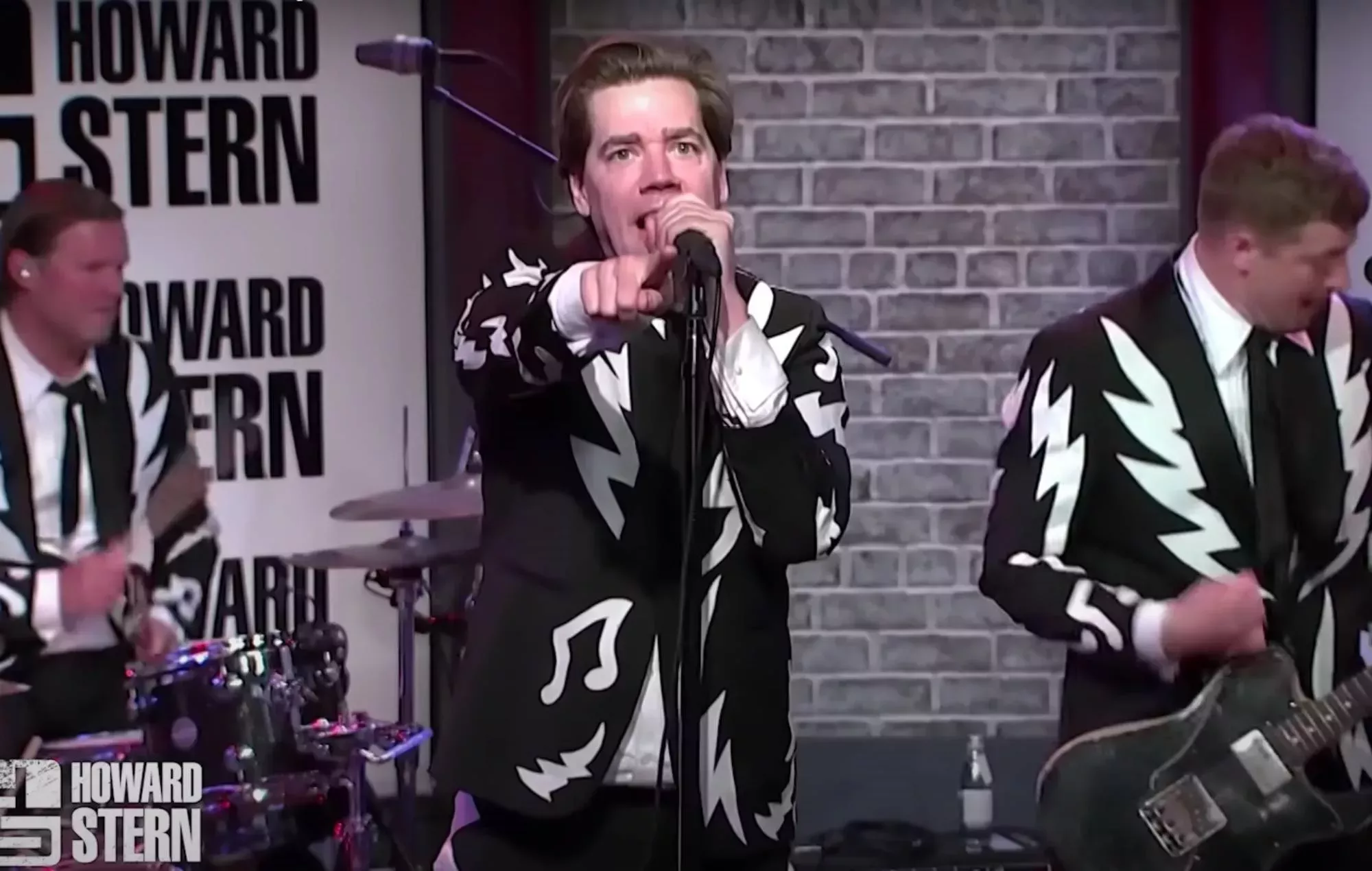 Vea a The Hives tocar en directo una estridente versión de 'Hate To Say I Told You So'