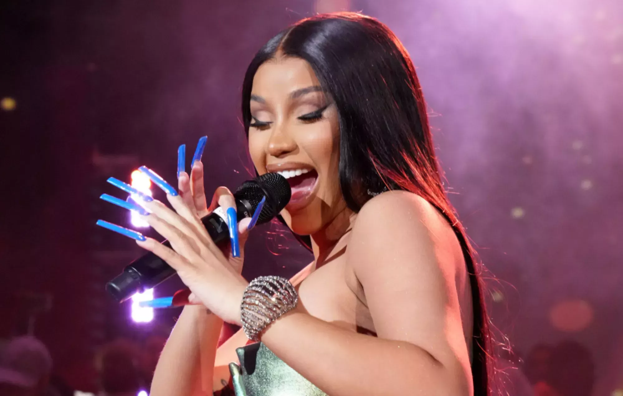 Cardi B lanza el micrófono a un miembro del público que le tiró bebida en el escenario