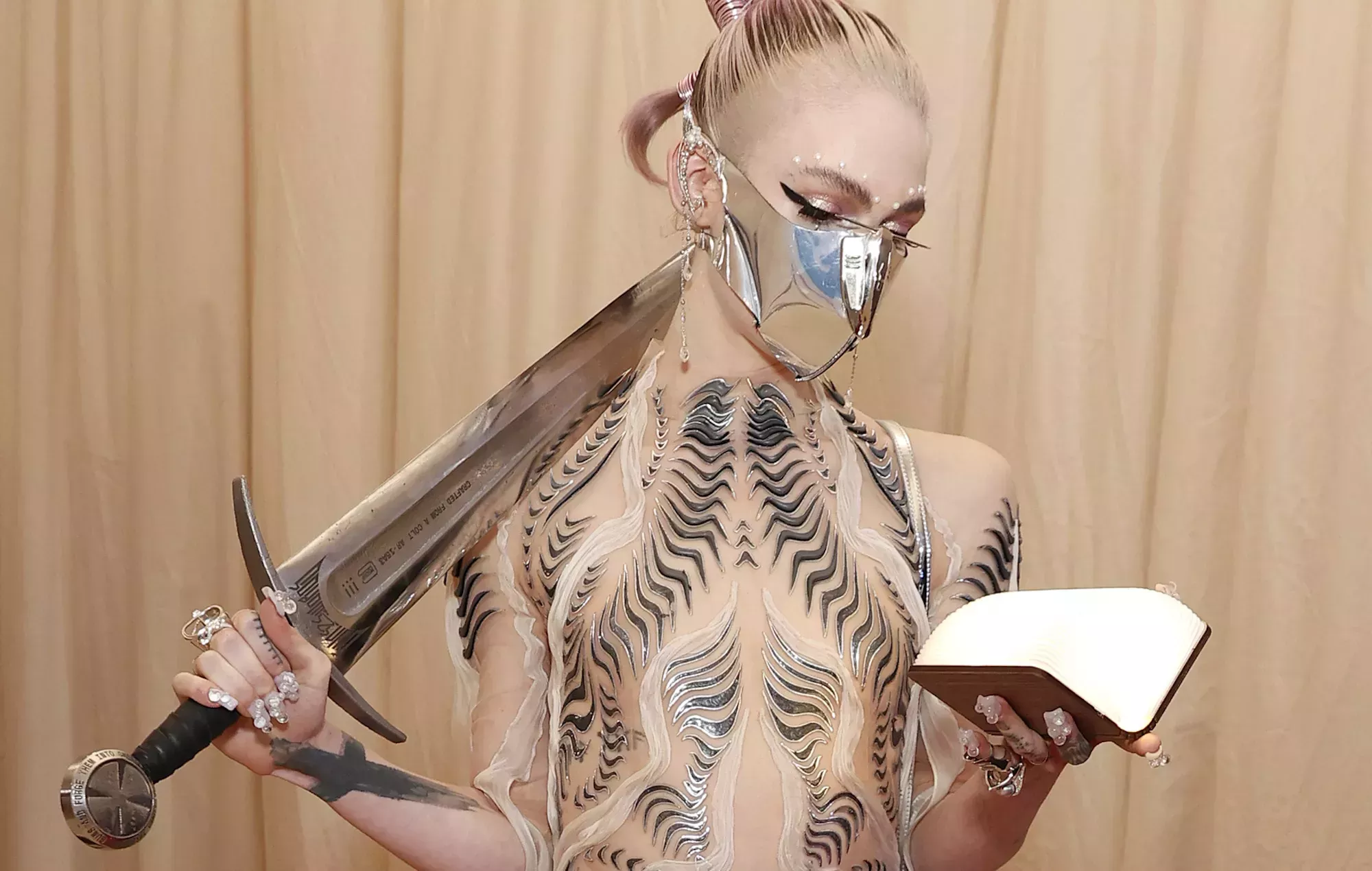 Grimes regresa con su nuevo single 'I Wanna Be Software