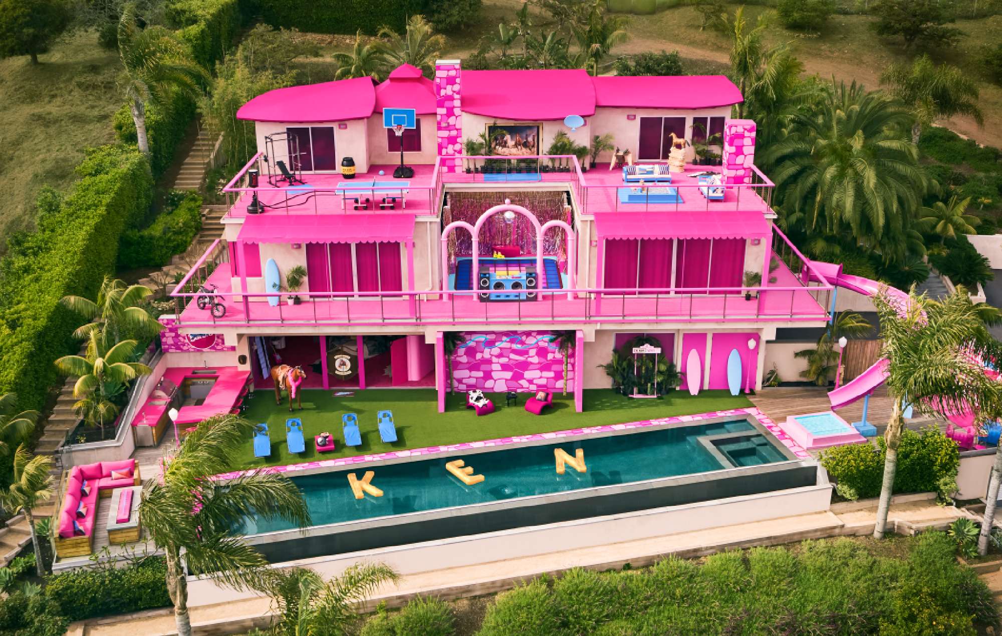 Ya puedes reservar la casa de ensueño de Barbie en Malibú en Airbnb ...