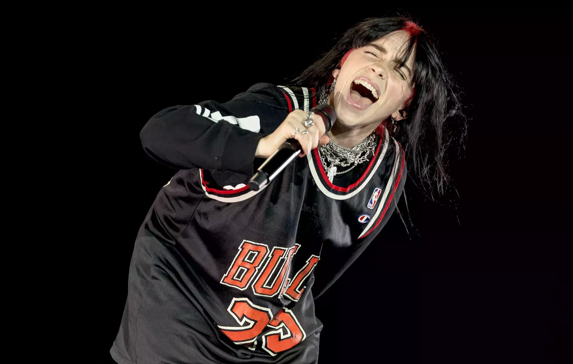 Billie Eilish consigue su segundo número uno en el Reino Unido en una semana récord para las compositoras femeninas