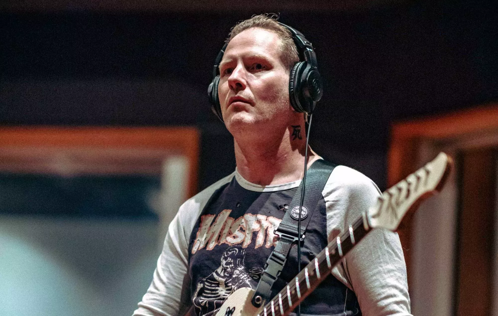 Corey Taylor anuncia el lanzamiento de 'Look Outside Your Window', el álbum 