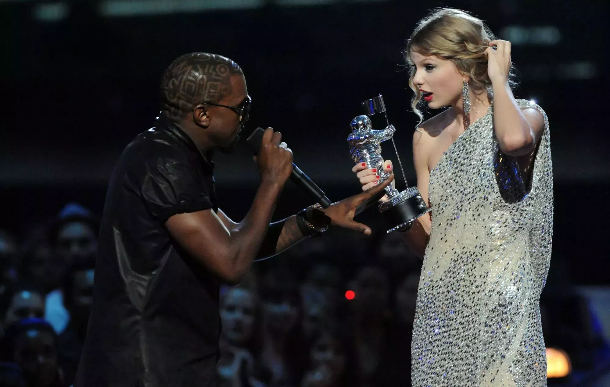 Taylor Swift hace referencia al incidente de Kanye West en los VMAs durante su gira 'Eras'