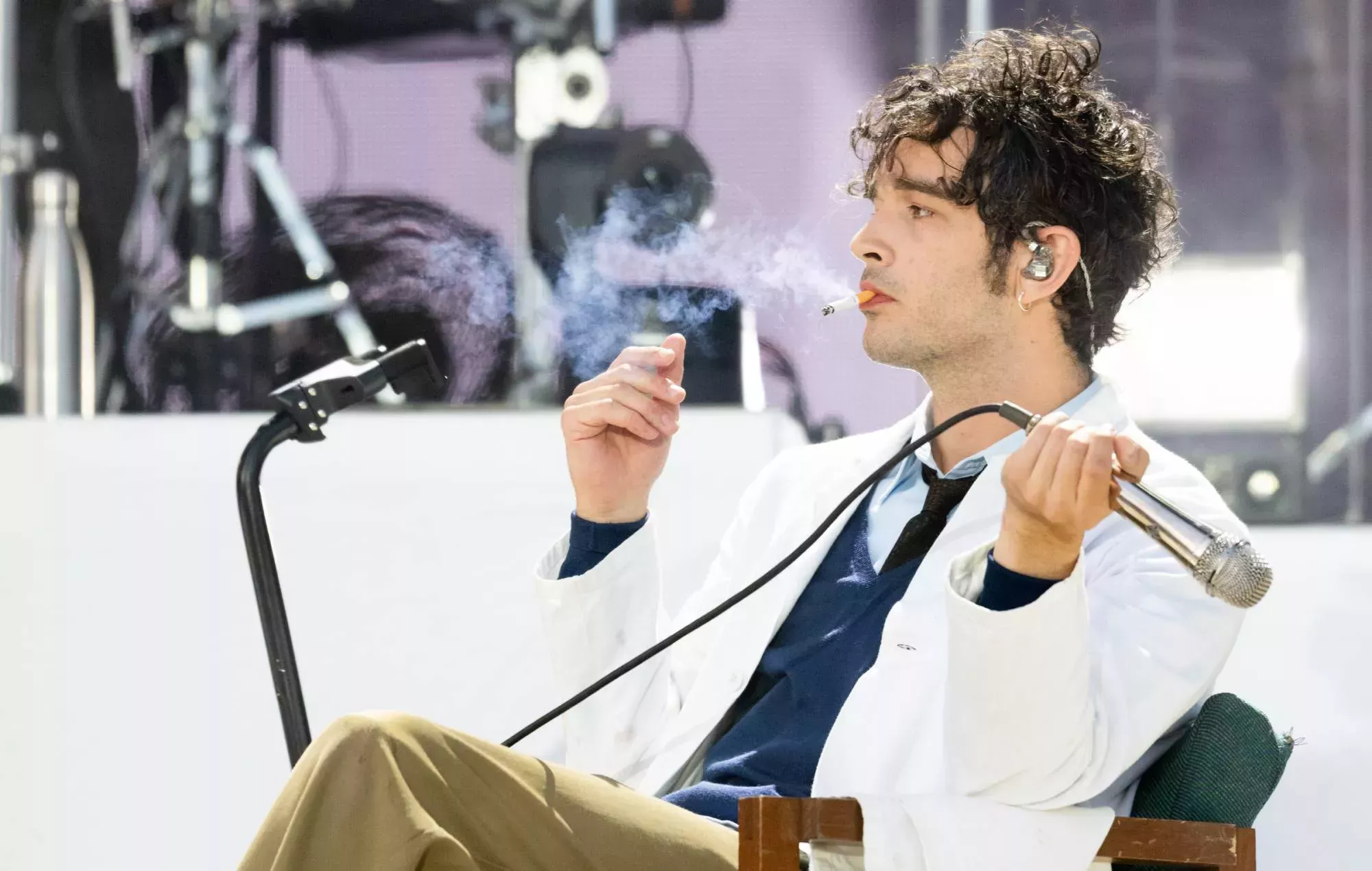 Vea a Matty Healy de The 1975 en 'Getting Stoned With...' Caveh Zahedi y conozca a The Mountain Goats