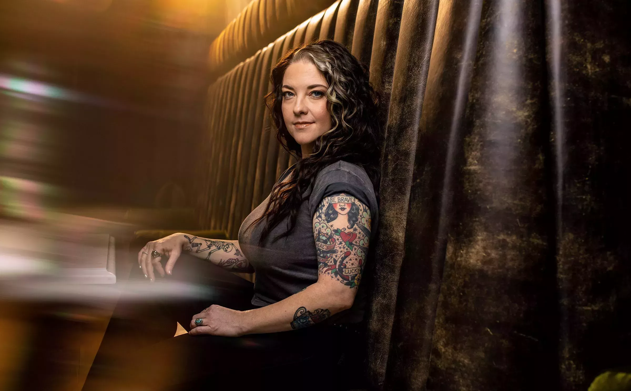 

	
		Ashley McBryde habla de la honestidad de la música country en su nuevo álbum 