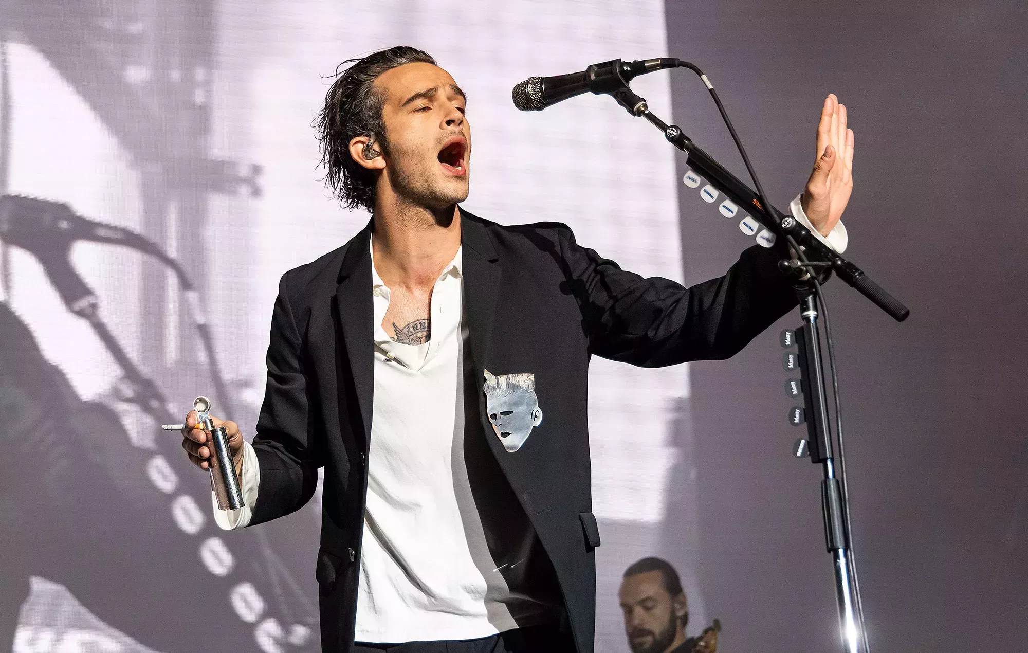 Matty Healy asegura a sus fans que The 1975 no se separan: 