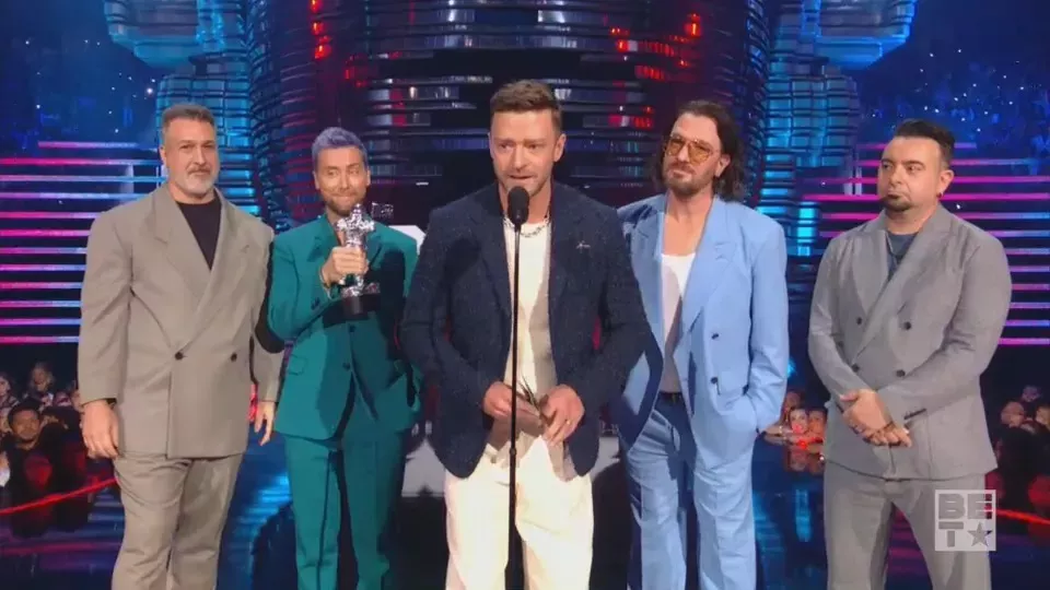 

	
		NSYNC se reúnen para presentar los VMA a Taylor Swift, que pregunta: 