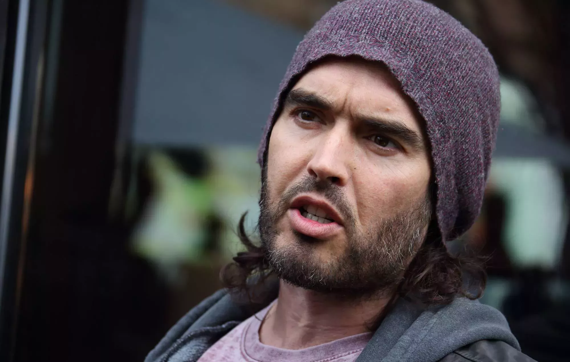 Russell Brand publica un nuevo vídeo en el que aborda la 