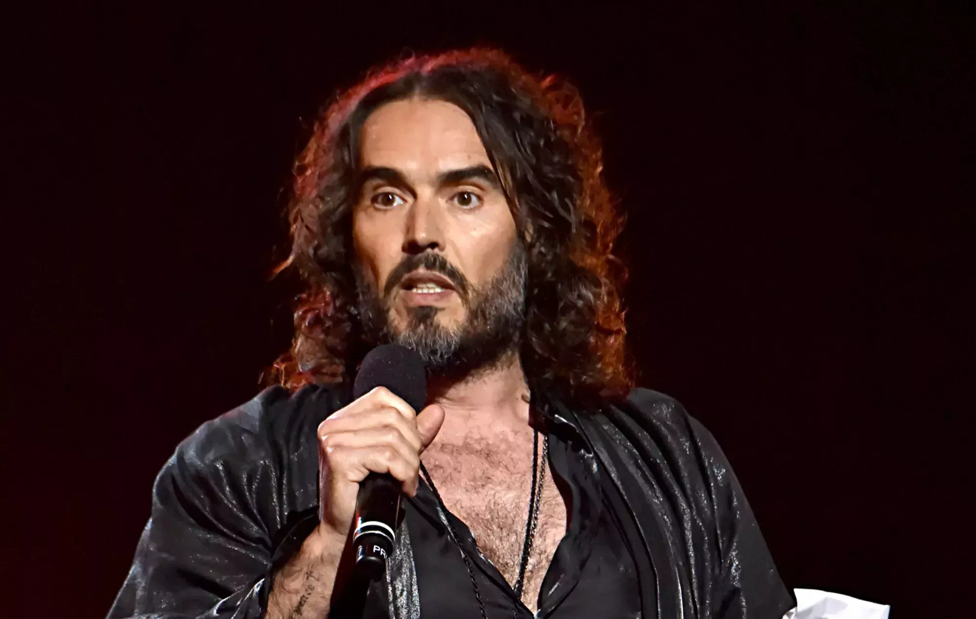 Russell Brand publica un vídeo en el que niega 