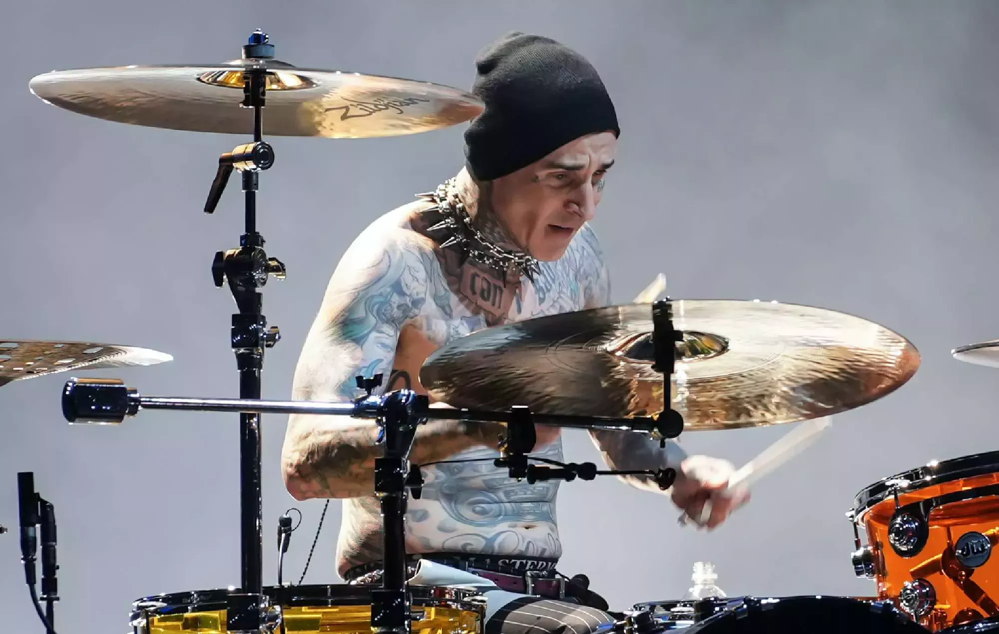 Travis Barker, de Blink-182, compartió imágenes desde la sala de oración del aeropuerto de Glasgow horas después de cancelar sus conciertos en Reino Unido e Irlanda