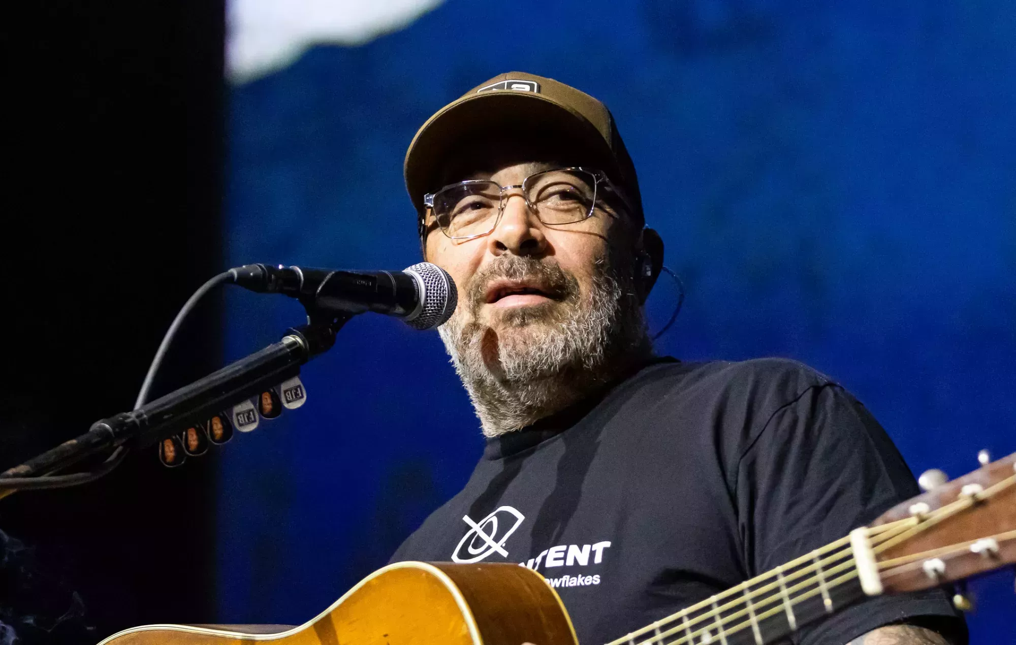 Aaron Lewis, de Staind, recibe críticas por su foto de 32 coyotes muertos con la inscripción 