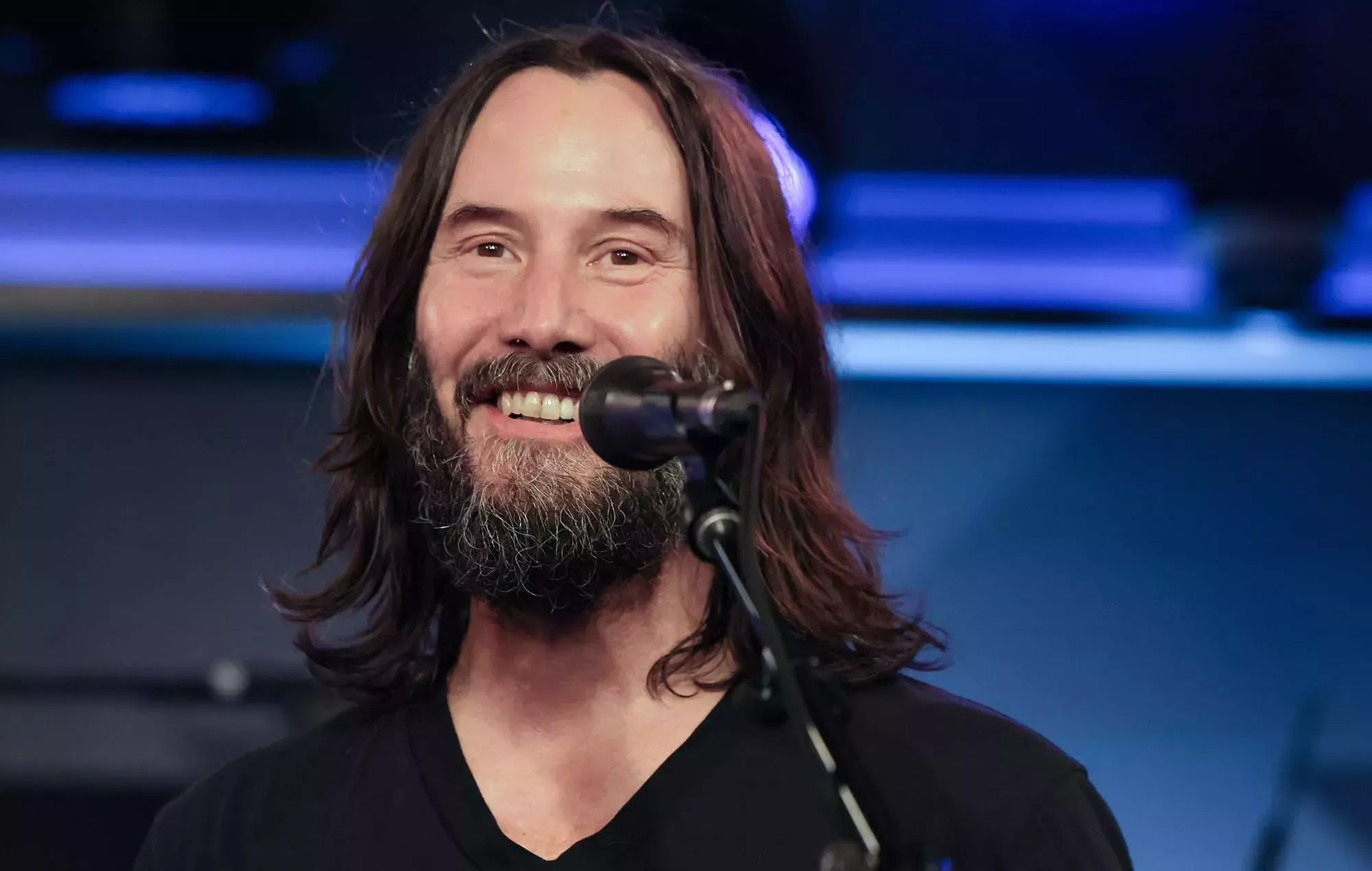 Keanu Reeves, visto jugando a la pelota con un niño de nueve años antes de un concierto