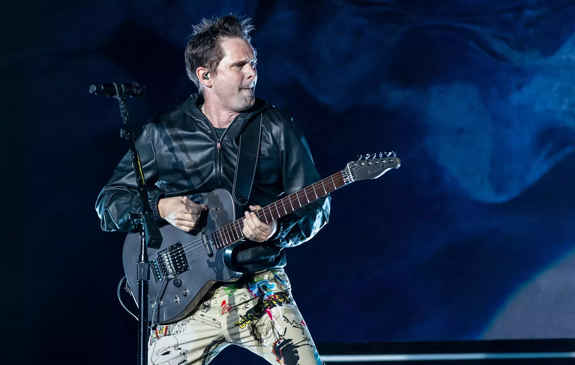 Matt Bellamy, de Muse, destroza una guitarra y se la regala a un fan en el O2 de Londres