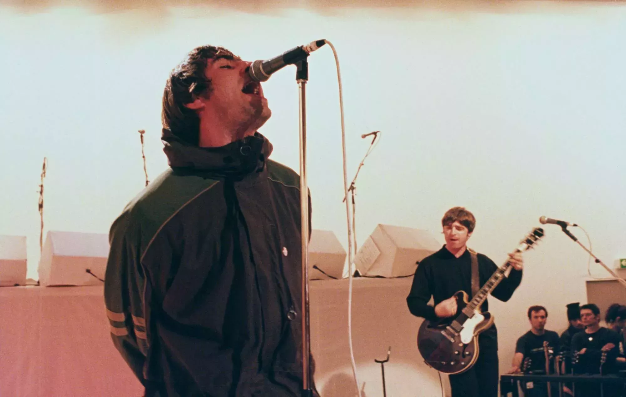 Oasis encabeza la nueva lista de los álbumes de los 90 más reproducidos en streaming